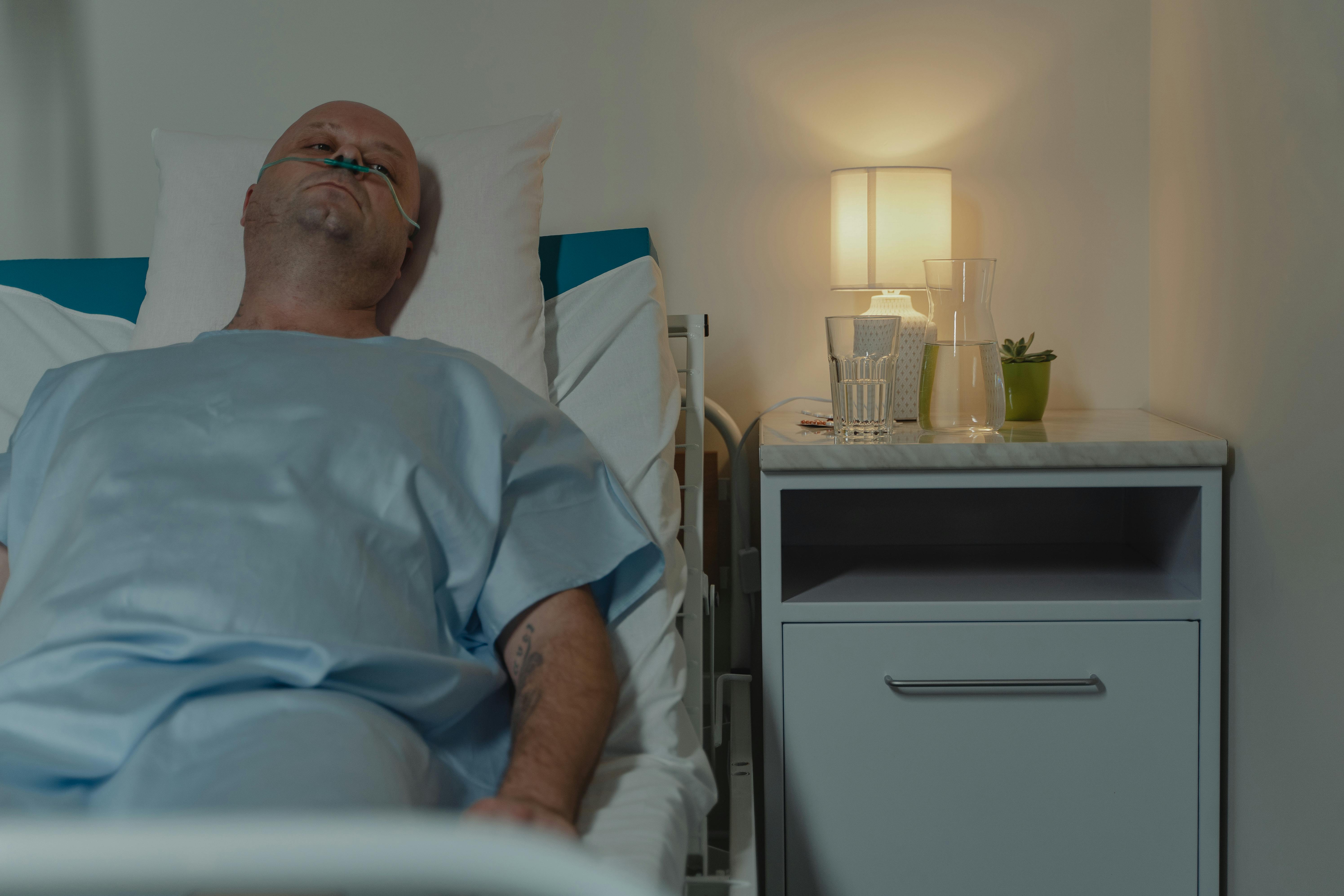 Un homme dans un lit d'hôpital | Source : Pexels