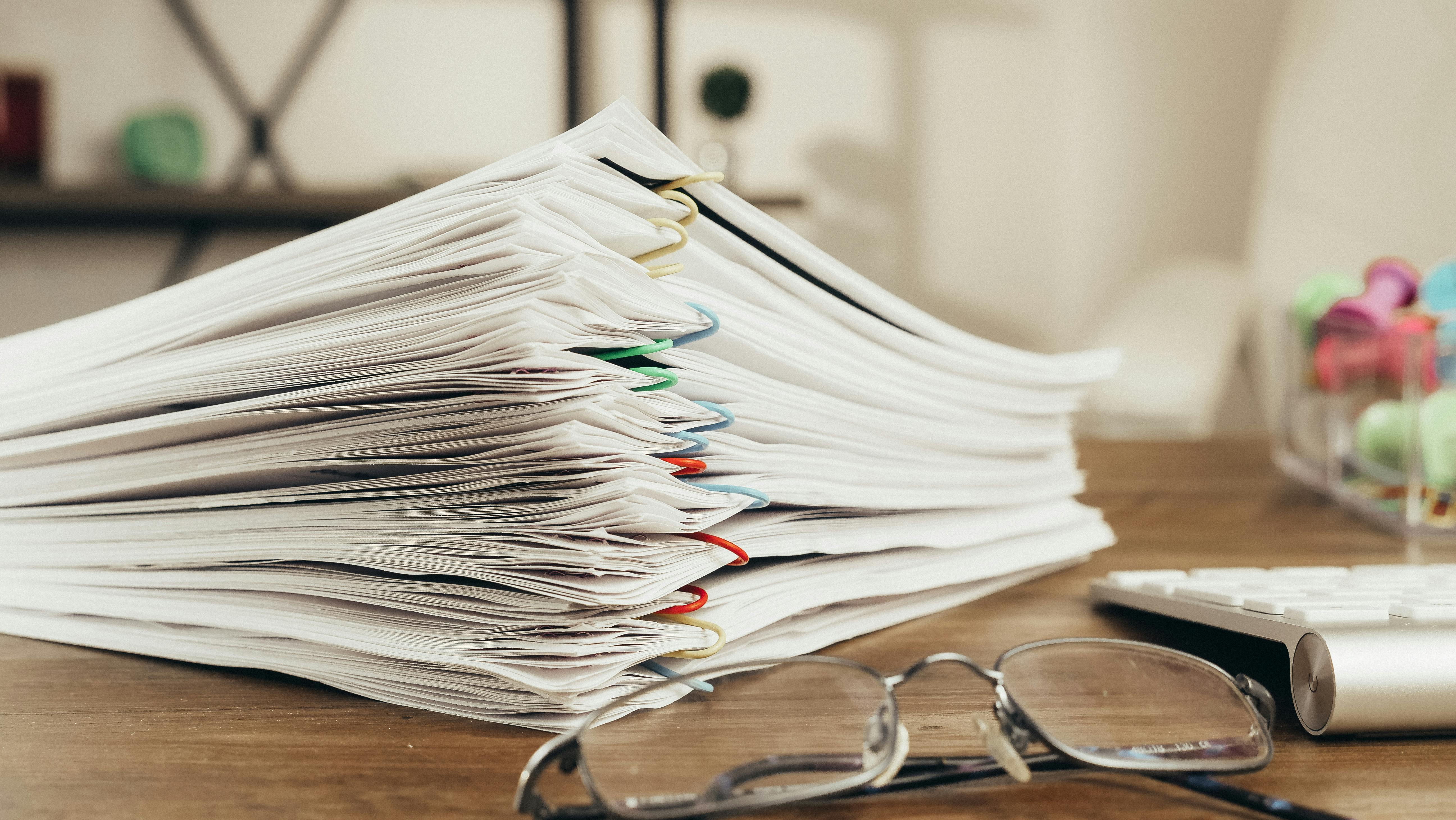 Une pile de documents | Source : Pexels