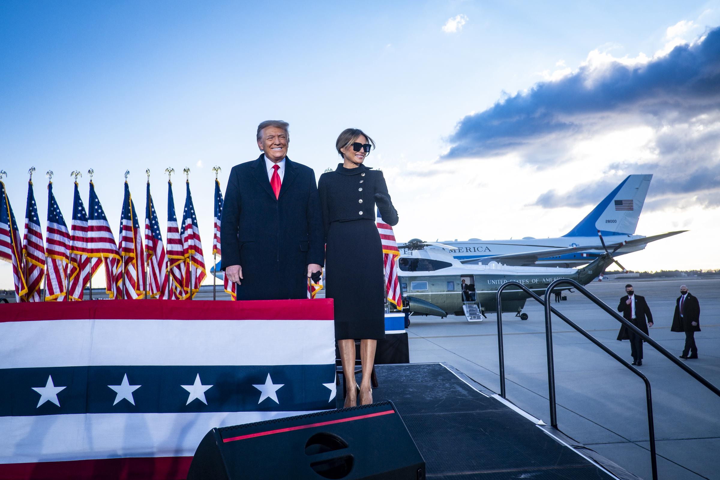 Donald et Melania Trump à la base conjointe Andrews, le 20 janvier 2021, dans le Maryland. | Source : Getty Images