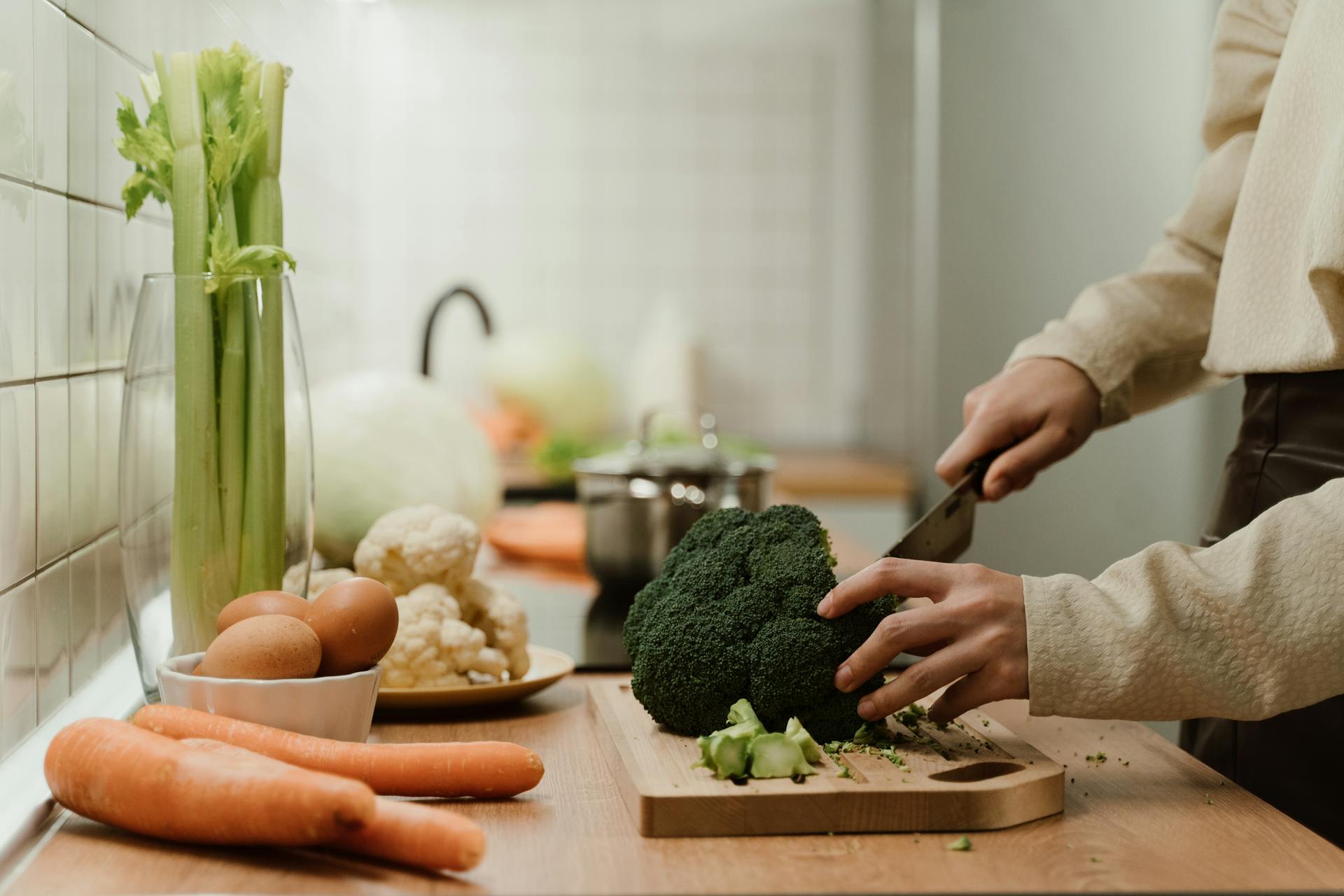 Une femme coupe des légumes | Source : Pexels