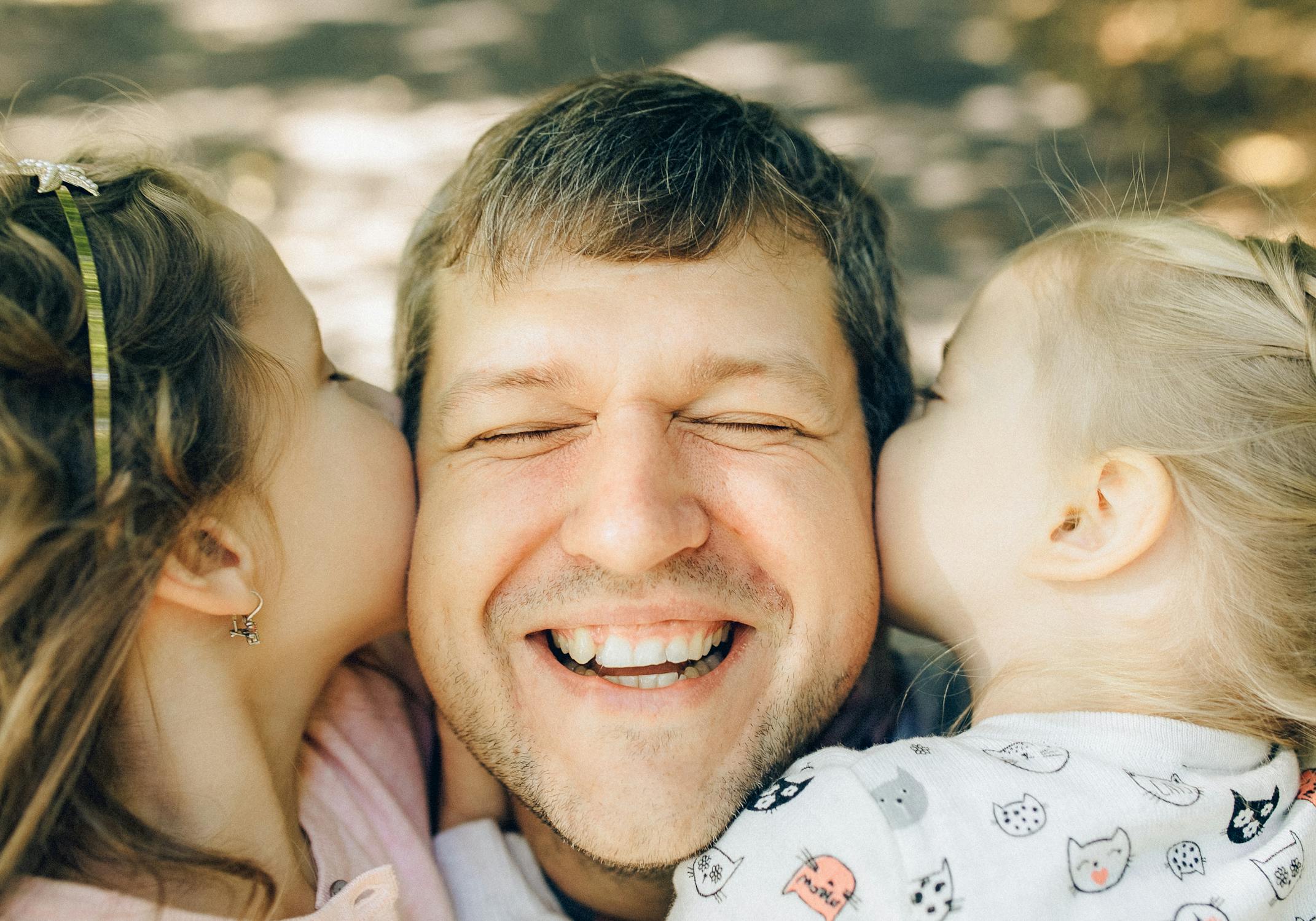 Un homme avec ses filles | Source : Pexels