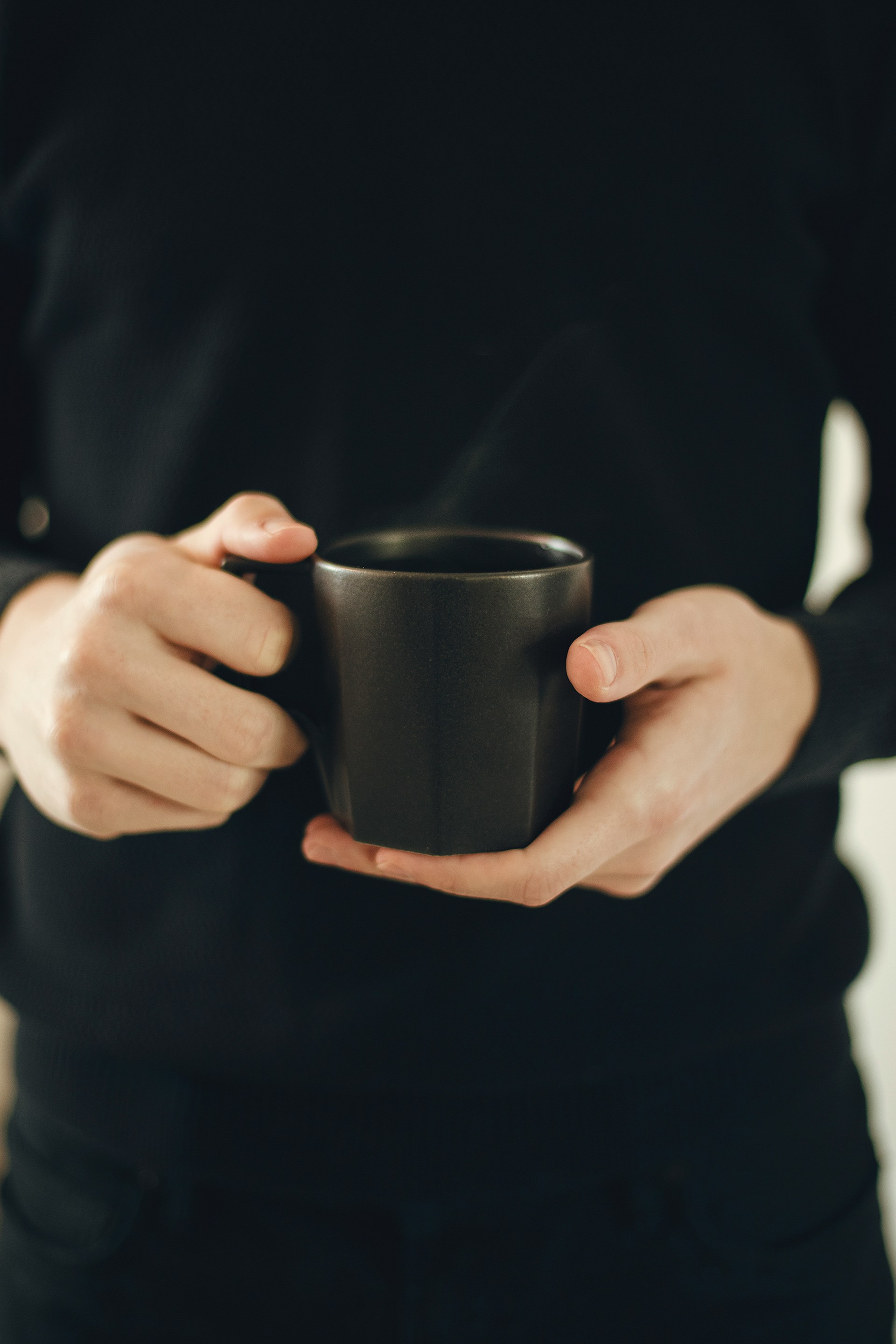 Un homme tenant une tasse | Source : Unsplash