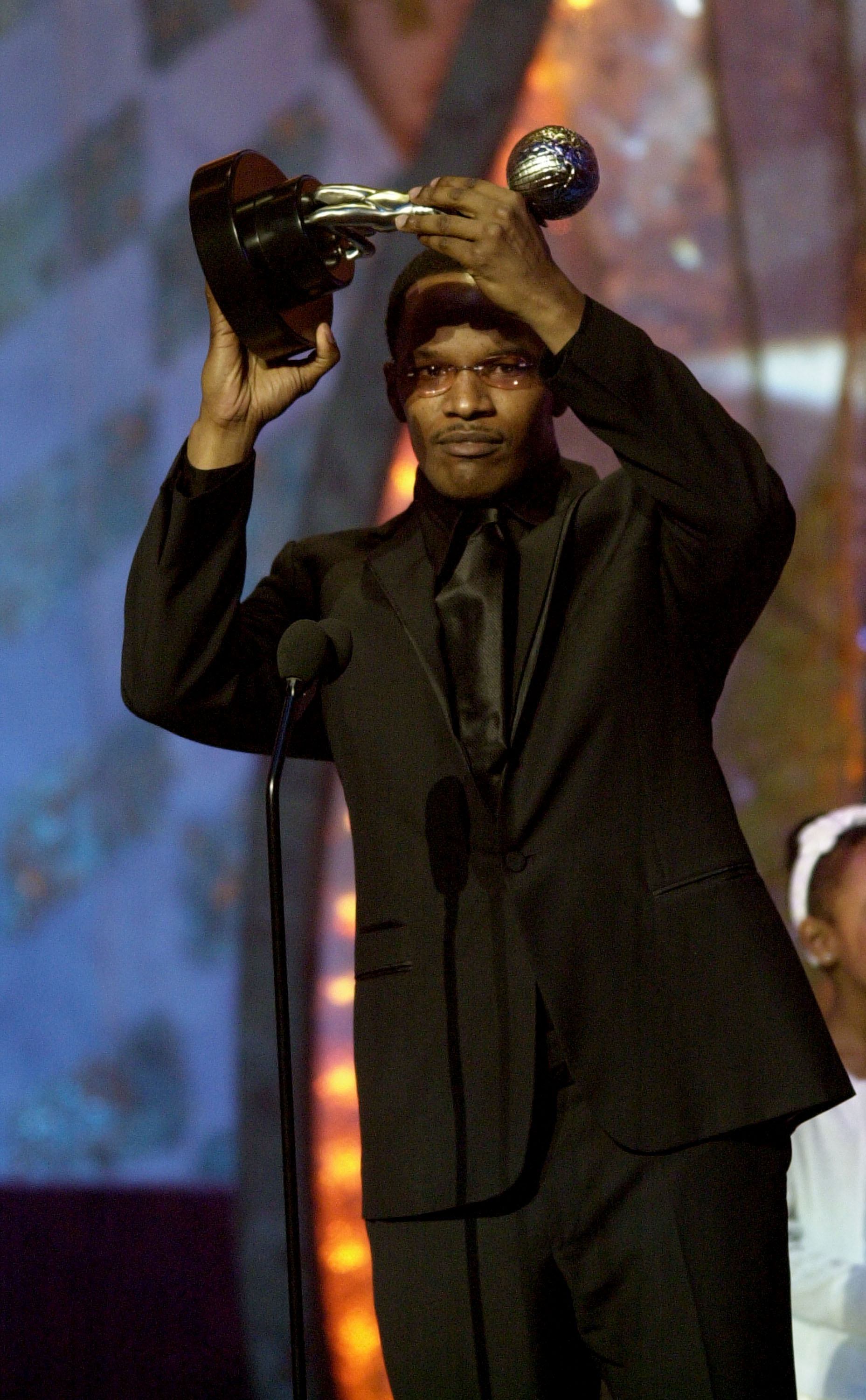 Jamie Foxx accepte le prix du meilleur second rôle dans un film lors de la 33e édition des NAACP Image Awards, le 23 février 2002, à Universal City, en Californie. | Source : Getty Images