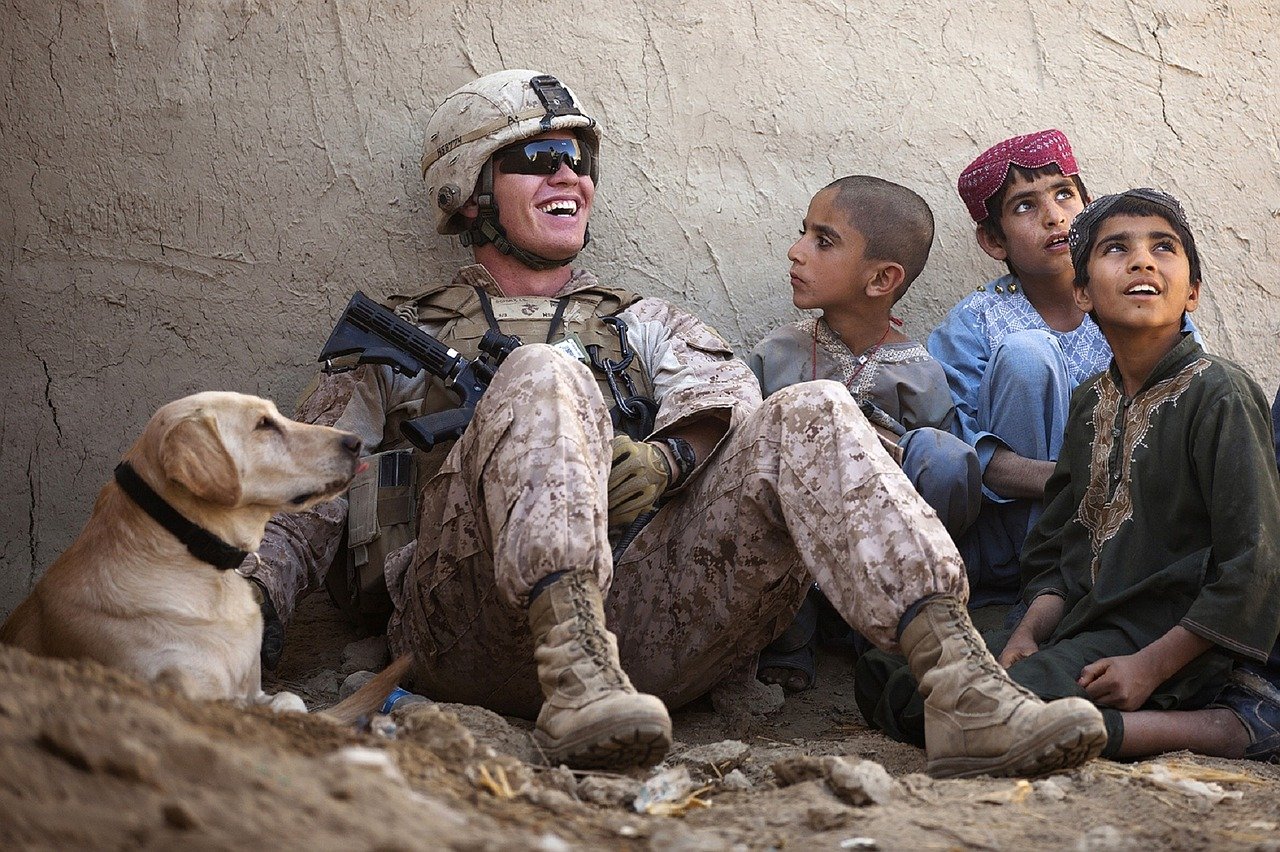 Un soldat pose avec des enfants. | Photo : Pixabay