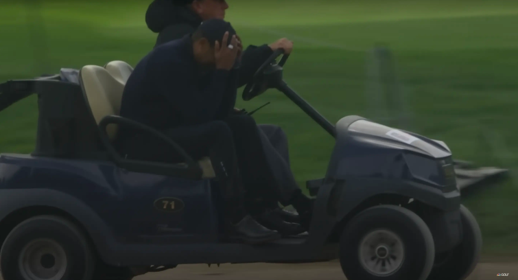 Tiger Woods escorté hors du terrain de golf lors de l'événement The Genesis Invitational posté le 17 février 2024 | Source : YouTube/Golf Channel