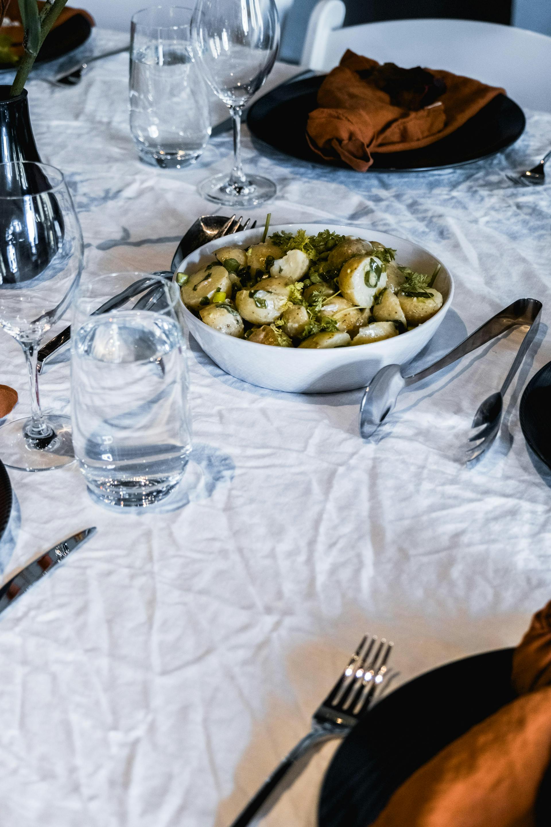 Salade de pommes de terre sur une table à manger | Source : Pexels