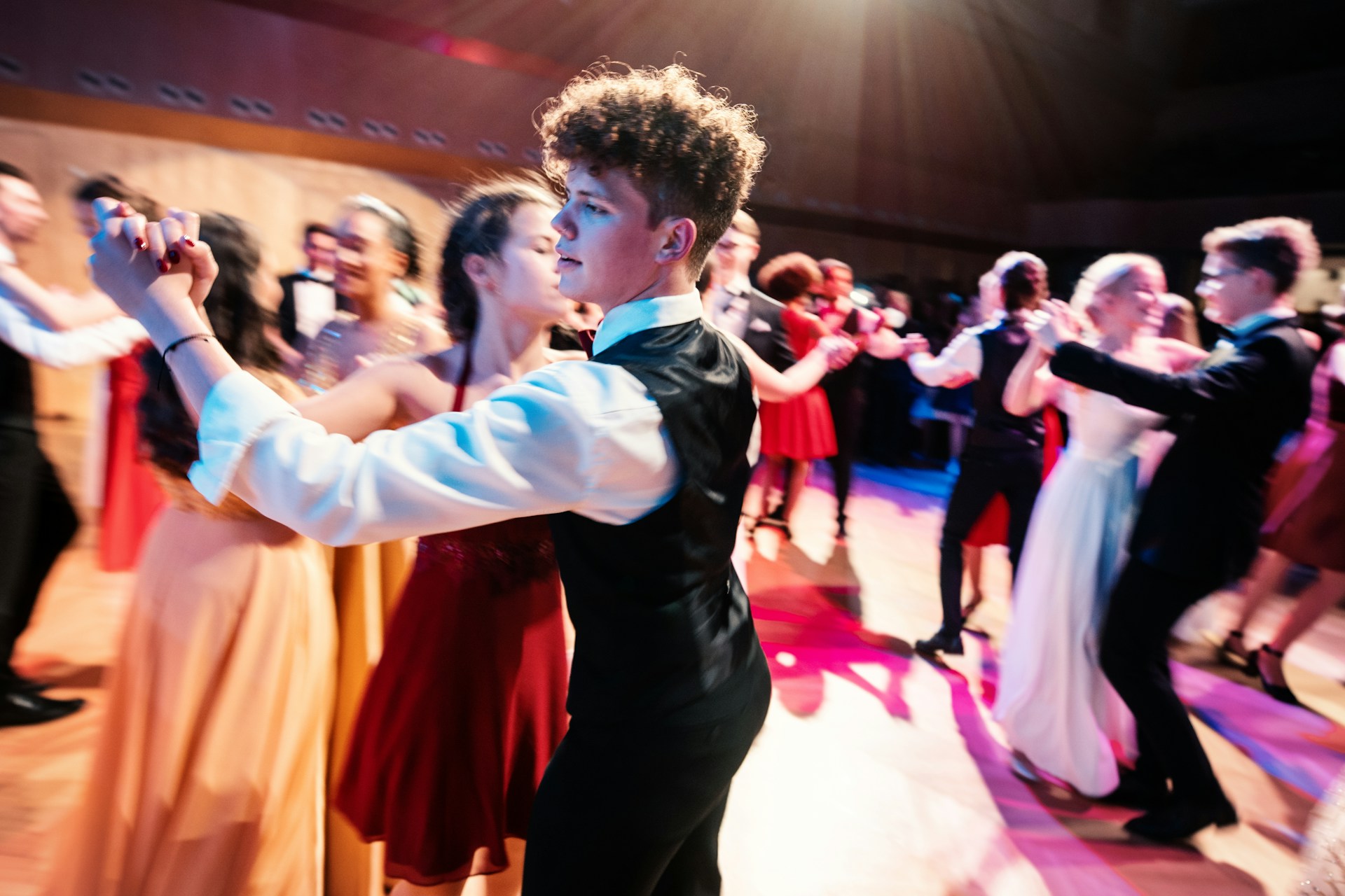 Des jeunes dansent sur la piste de danse | Source : Unsplash