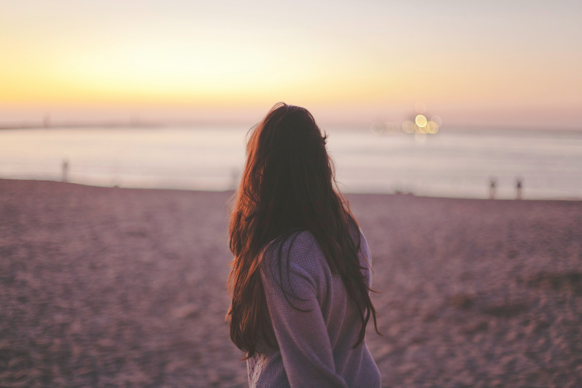 Une femme debout sur la plage | Source : Unsplash