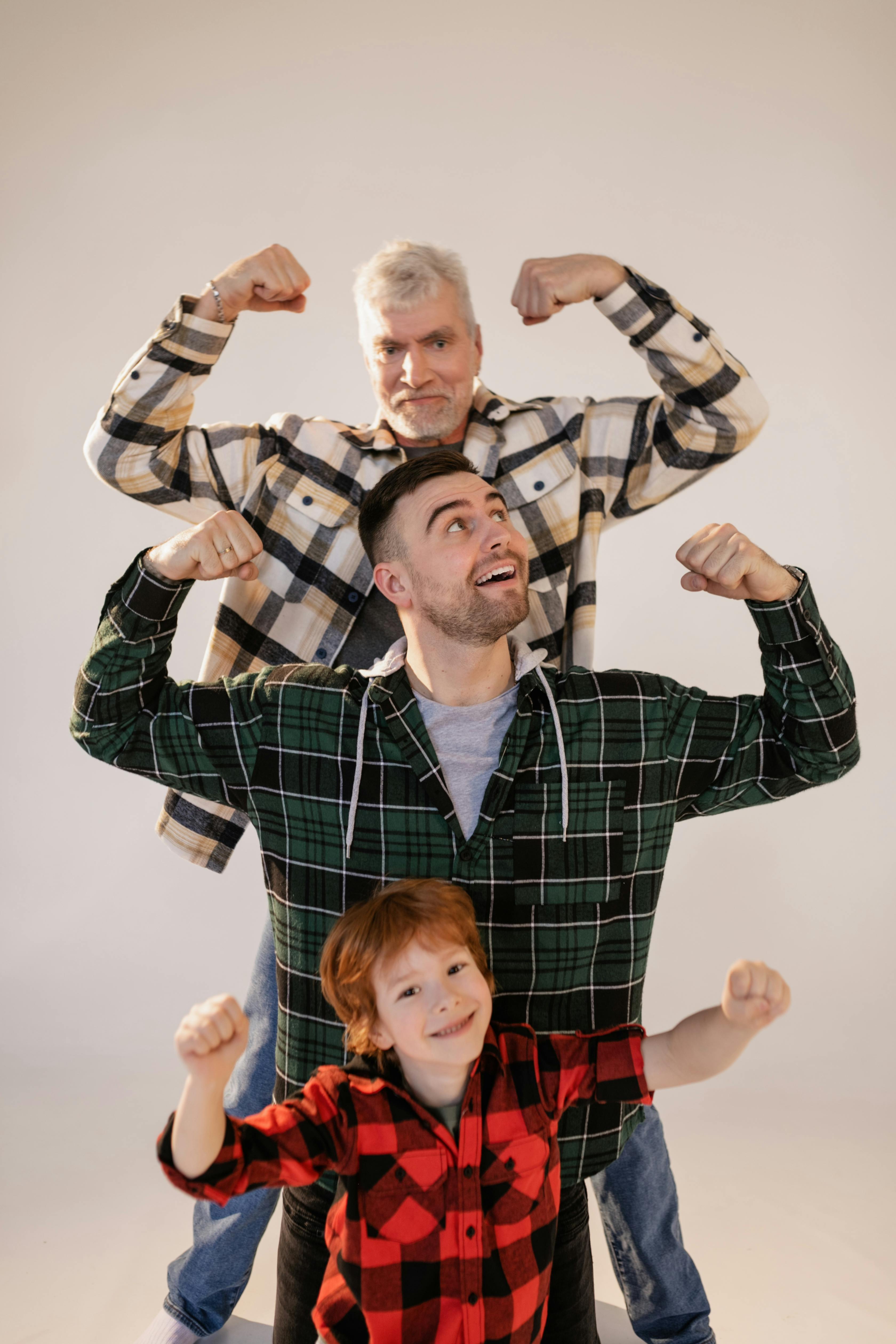 Une famille qui montre ses muscles | Source : Pexels