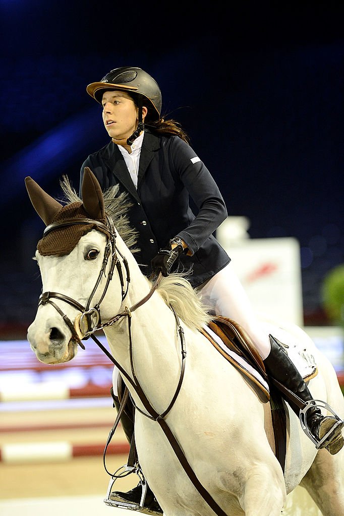 Louise Rochefort sur un cheval, en 2012 à Paris. Photo : Getty Images