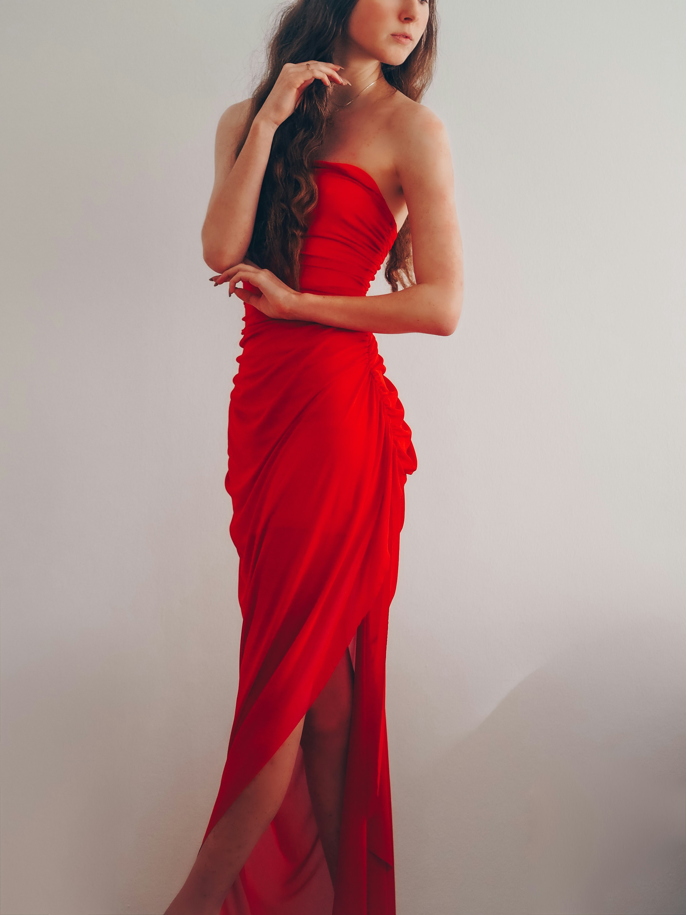 Une fille en robe rouge | Source : Unsplash