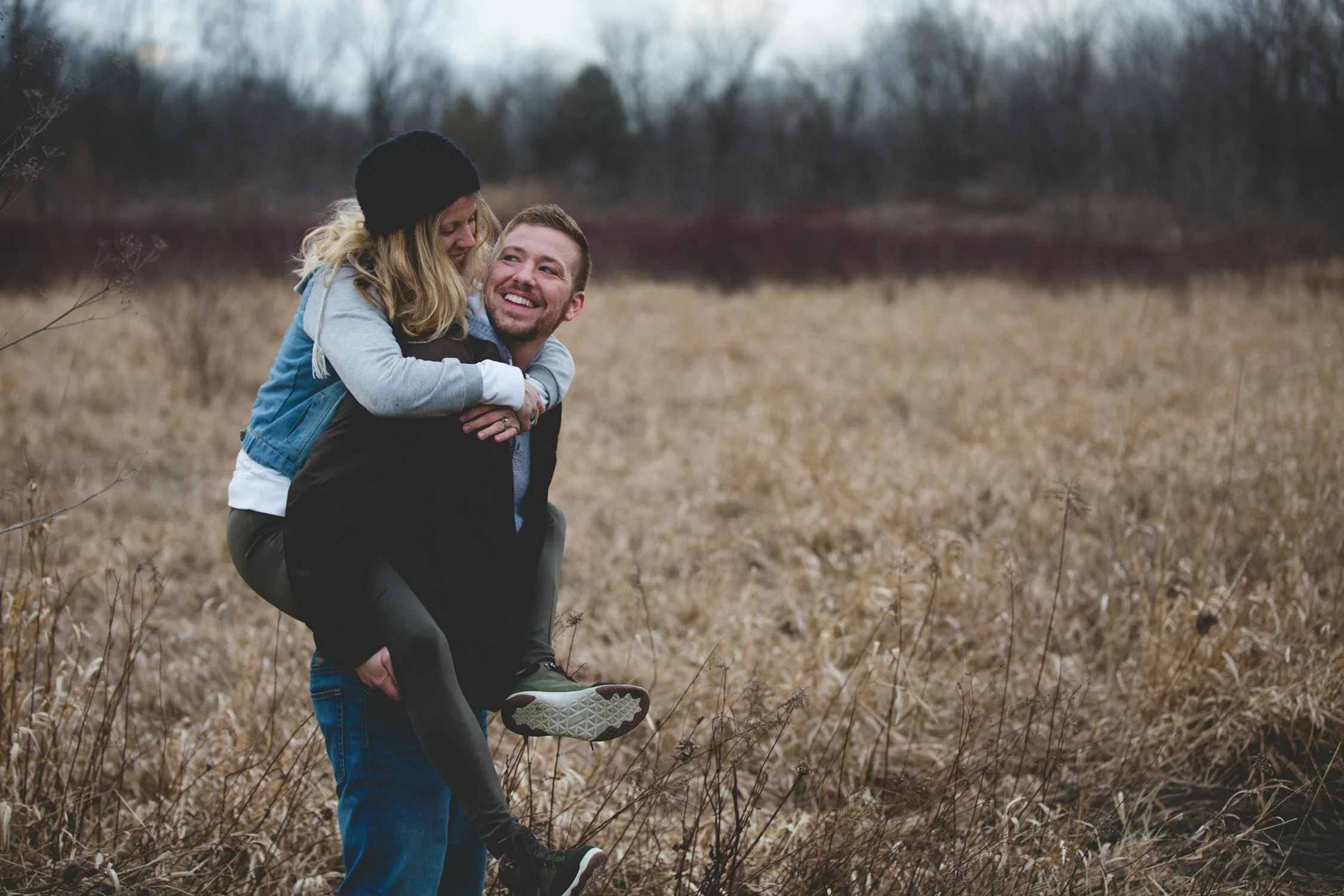 Un couple heureux dans les champs | Source : Pexels