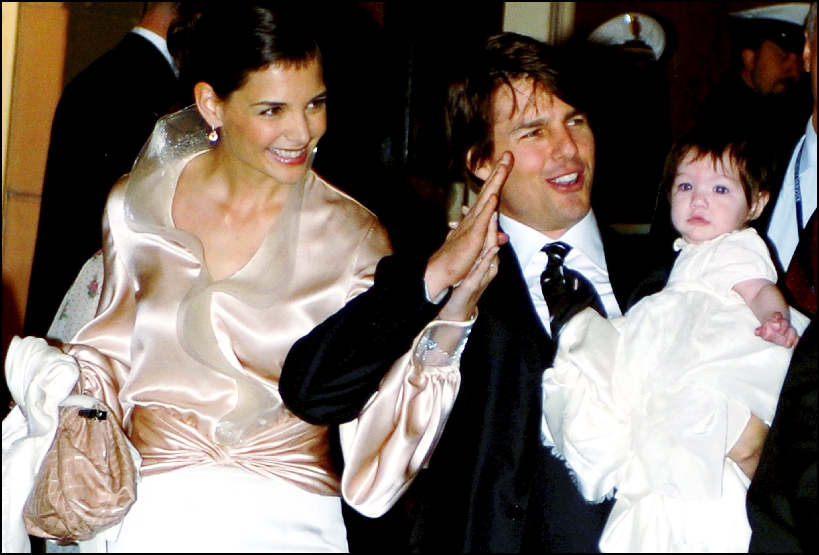 Tom Cruise, Katie Holmes et Suri Cruise au restaurant 'Nino' près de la place d'Espagne à Rome, Italie, le 16 novembre 2006. | Source : Getty Images