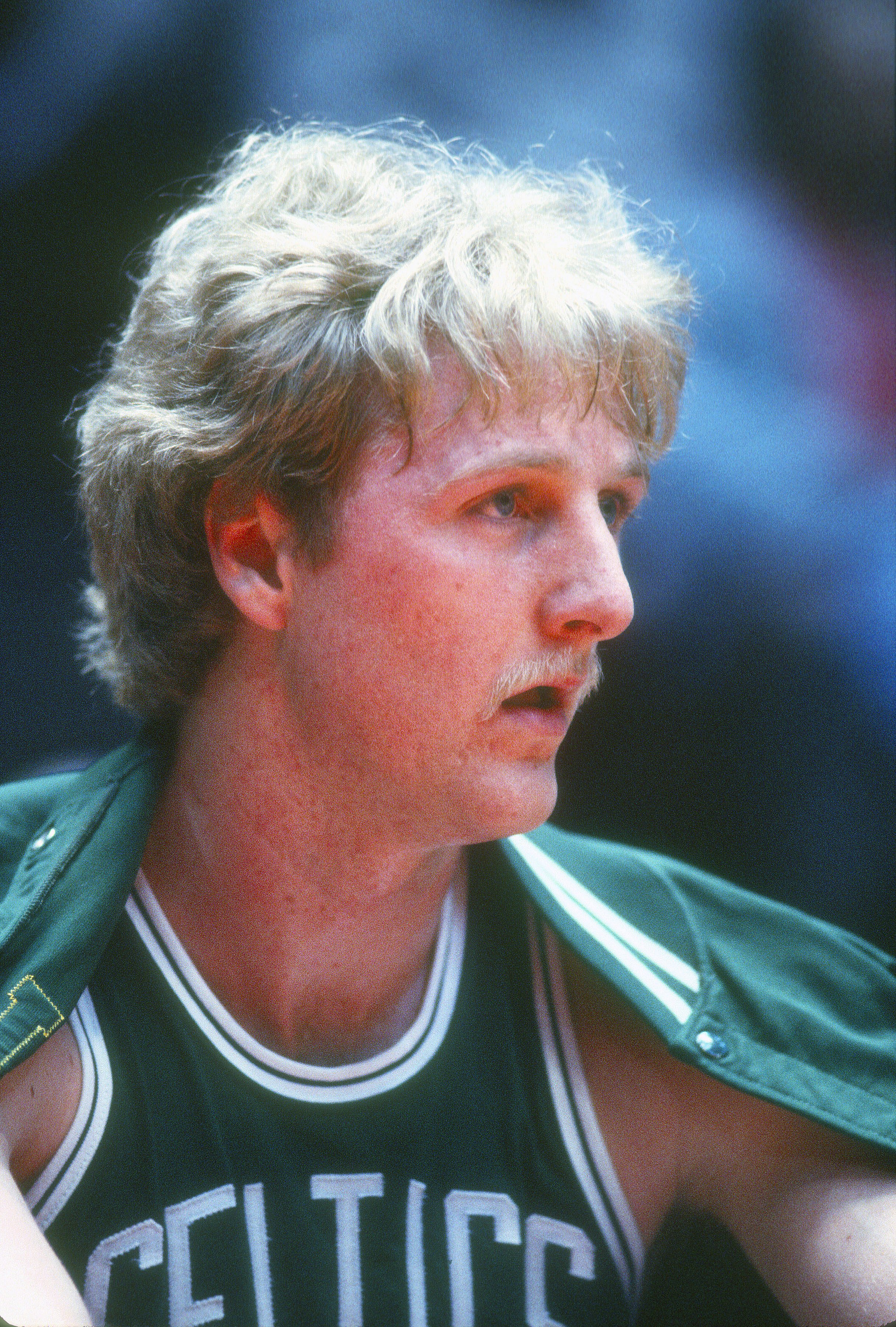 Larry Bird lors d'un match des Boston Celtics contre les Houston Rockets circra 1981 au Summit à Houston, Texas | Source : Getty Images