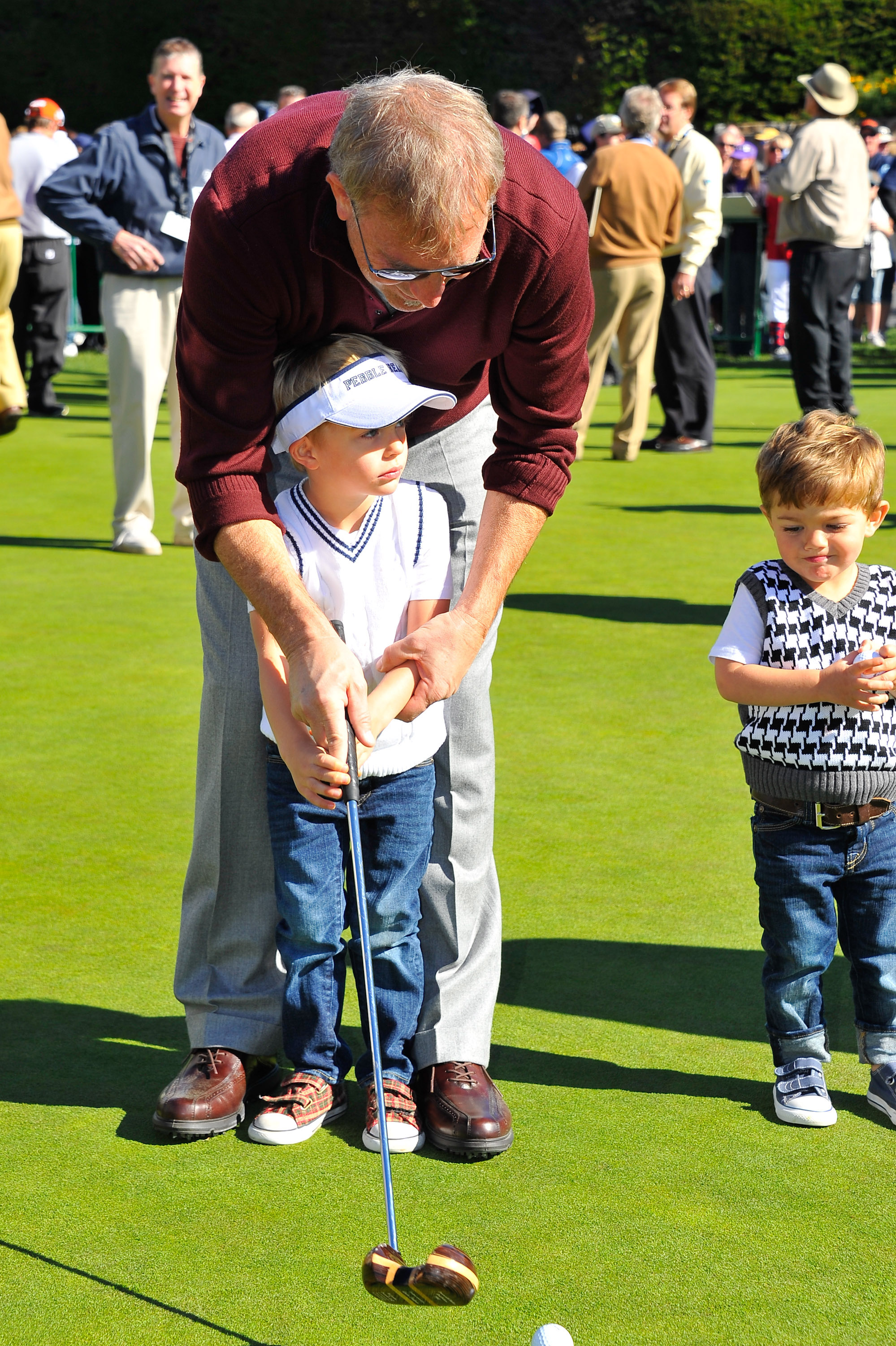 Kevin Costner joue au golf avec ses fils lors de l'AT&T Pebble Beach National Pro-Am à Pebble Beach Golf Links | Source : Getty Images