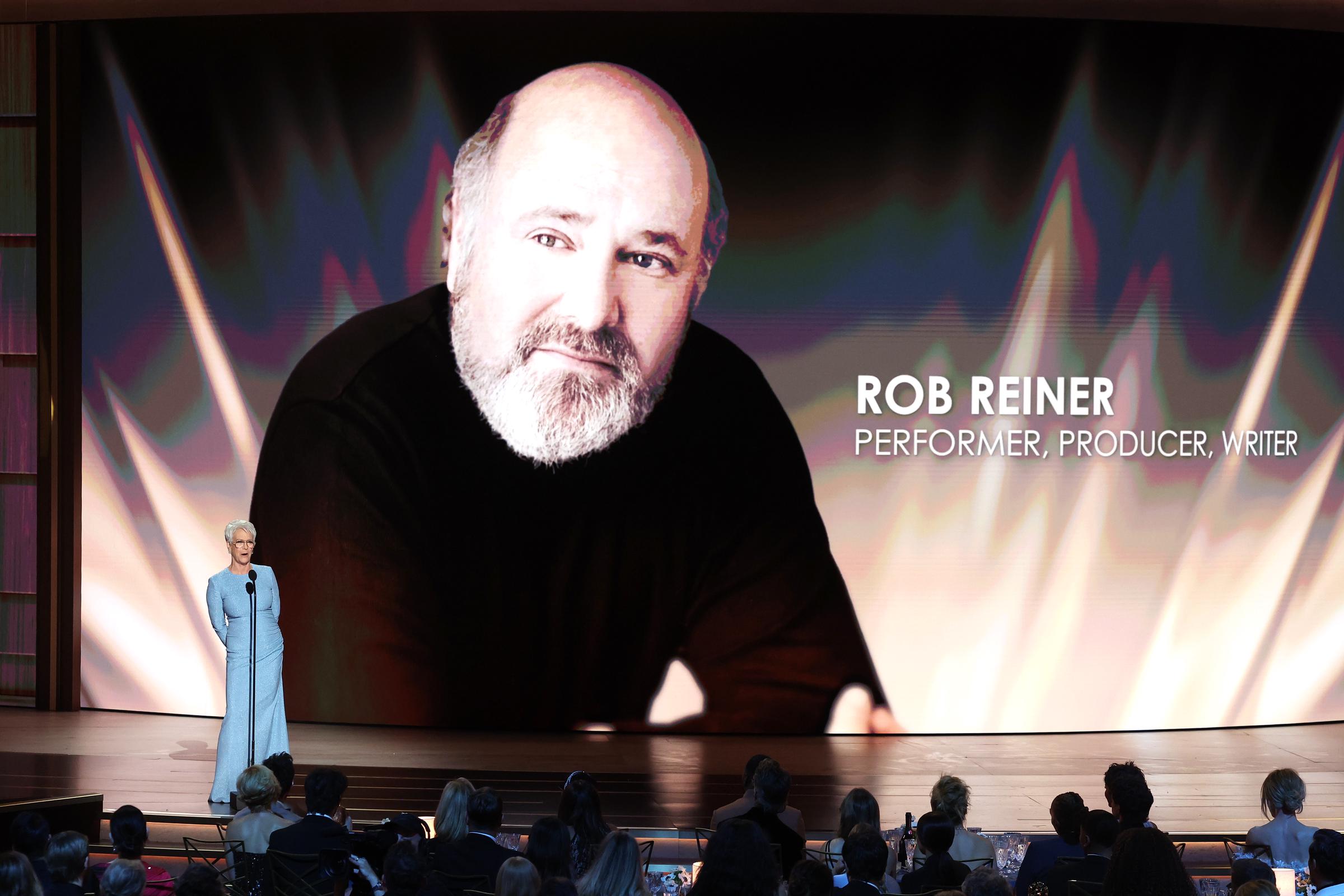 Jamie Lee Curtis prend la parole sur scène lors de la 78e cérémonie des Emmy Awards, tandis qu'un hommage à Rob Reiner est projeté derrière elle. | Source : Getty Images