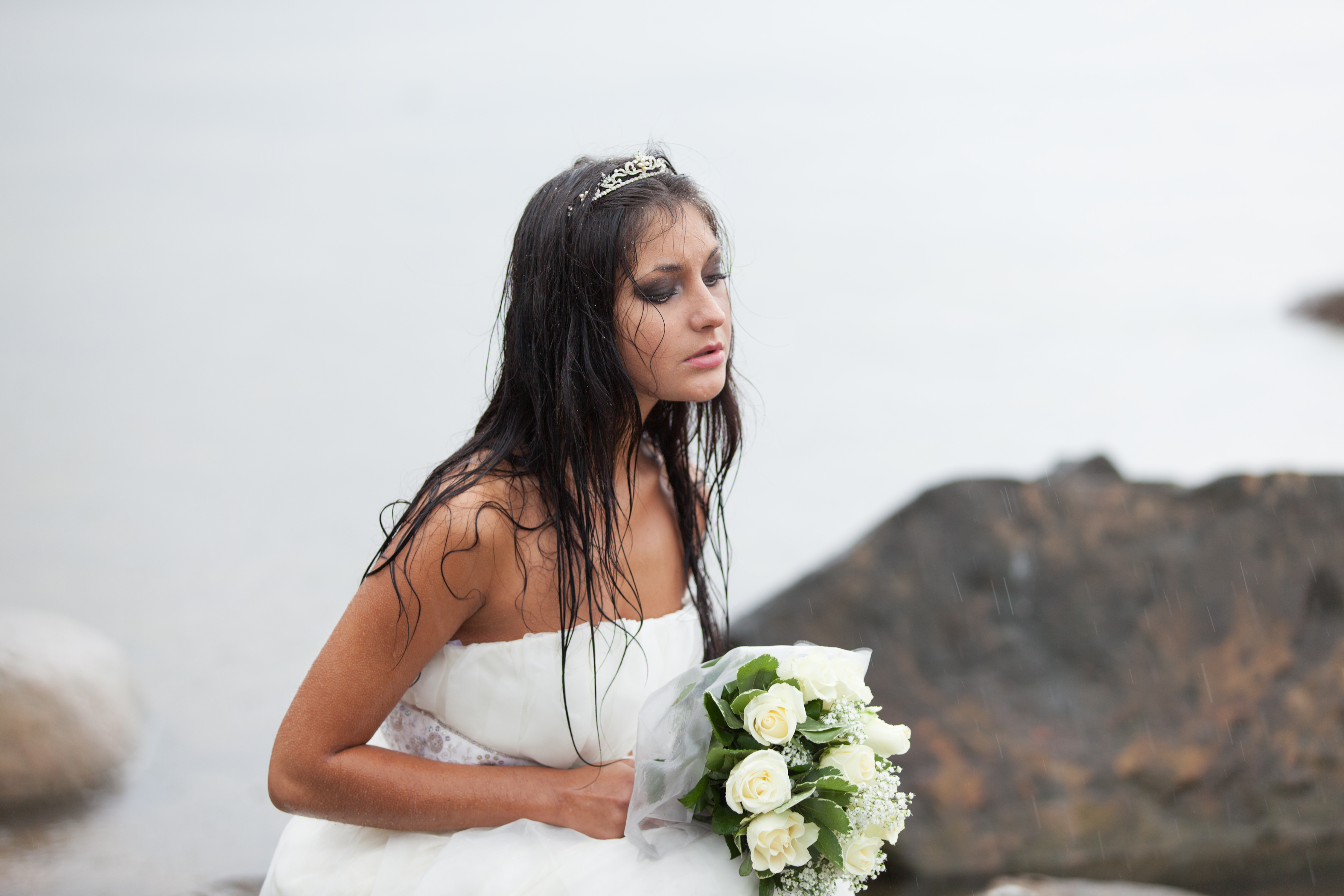 Une mariée bouleversée portant son bouquet | Source : Shutterstock