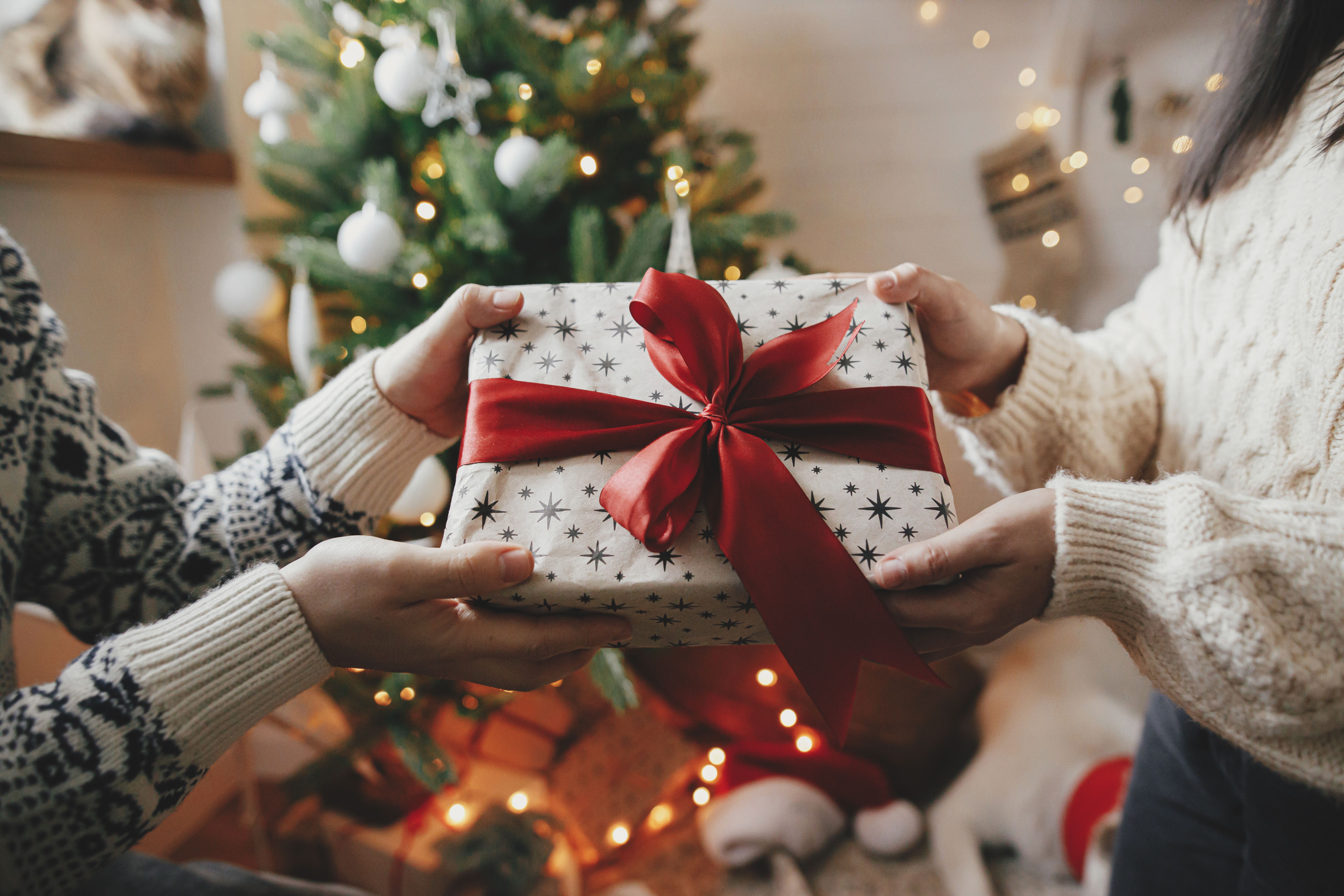 Un cadeau que l'on donne et que l'on reçoit. | Source : Getty Images