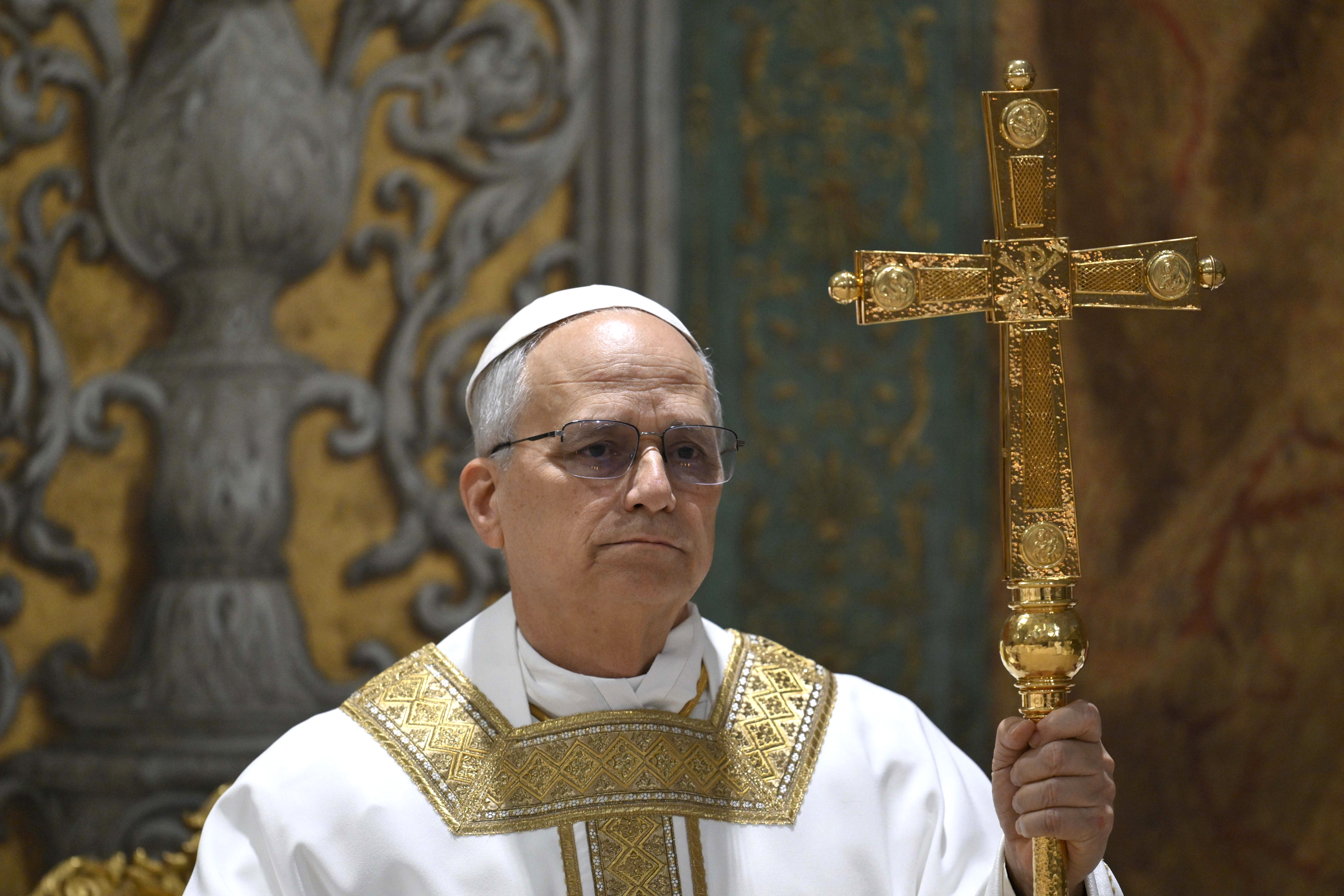 Le cardinal américain Robert Francis Prevost préside sa première messe en tant que pape Léon XIV avec les cardinaux dans la chapelle Sixtine à l'issue du conclave, le 9 mai 2025, au Vatican I Source : Getty Images