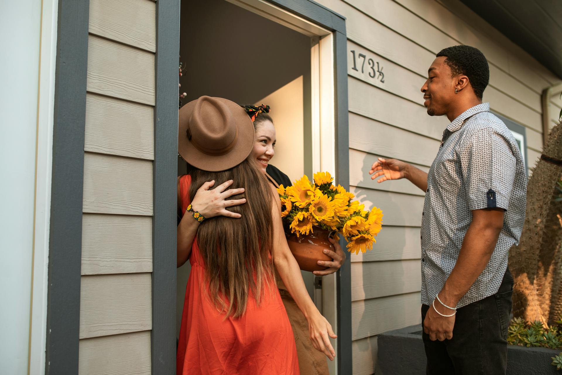 Une femme accueillant des invités | Source : Pexels