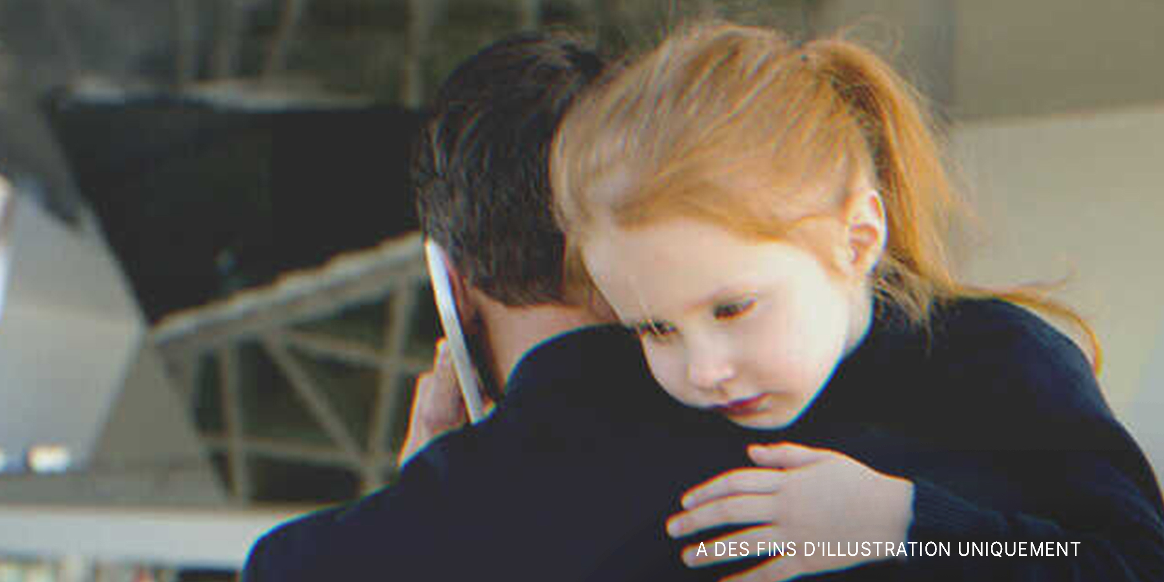 Une petite fille dans les bras de son père | Source : Getty Images