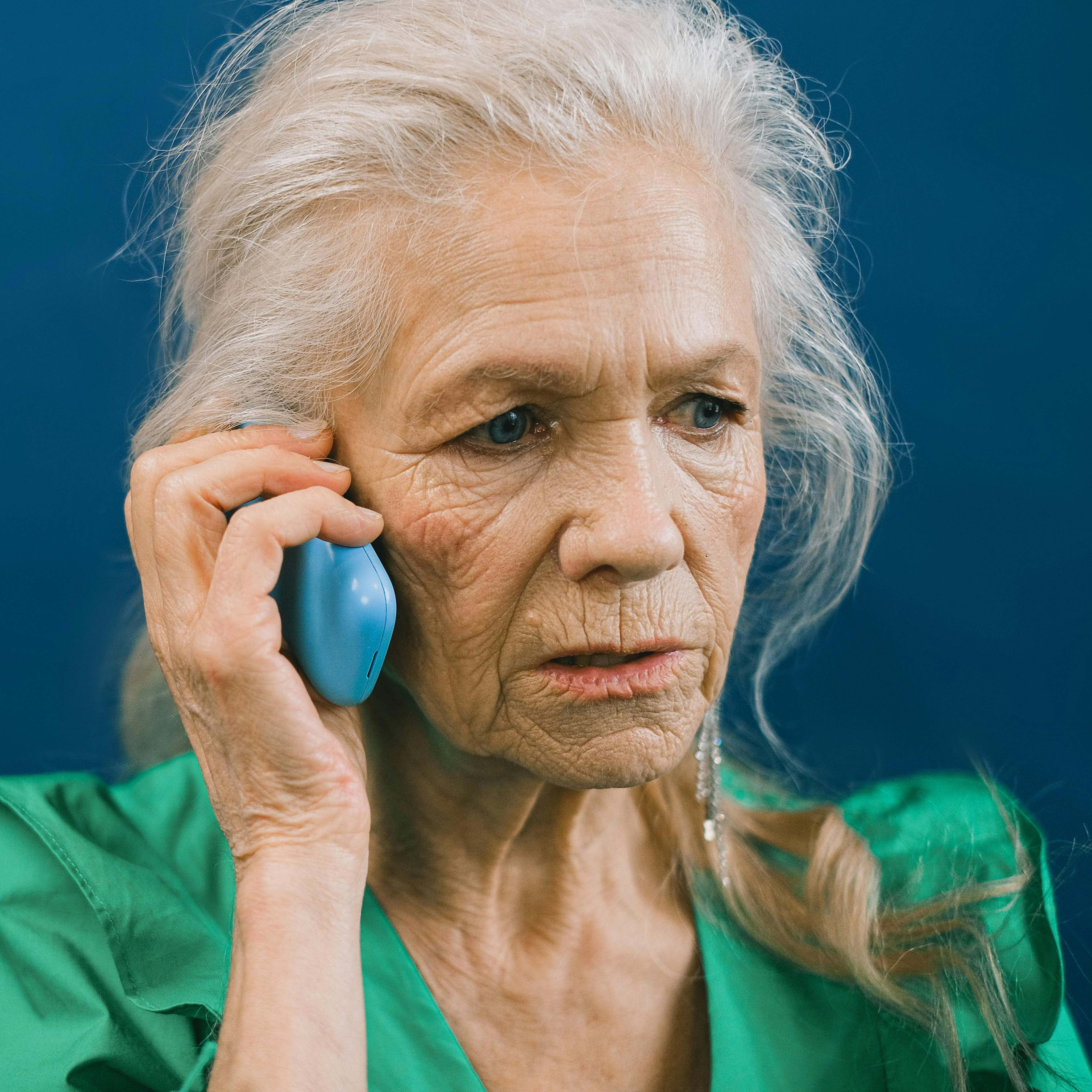 Une femme âgée en train de téléphoner sur son portable | Source : Pexels