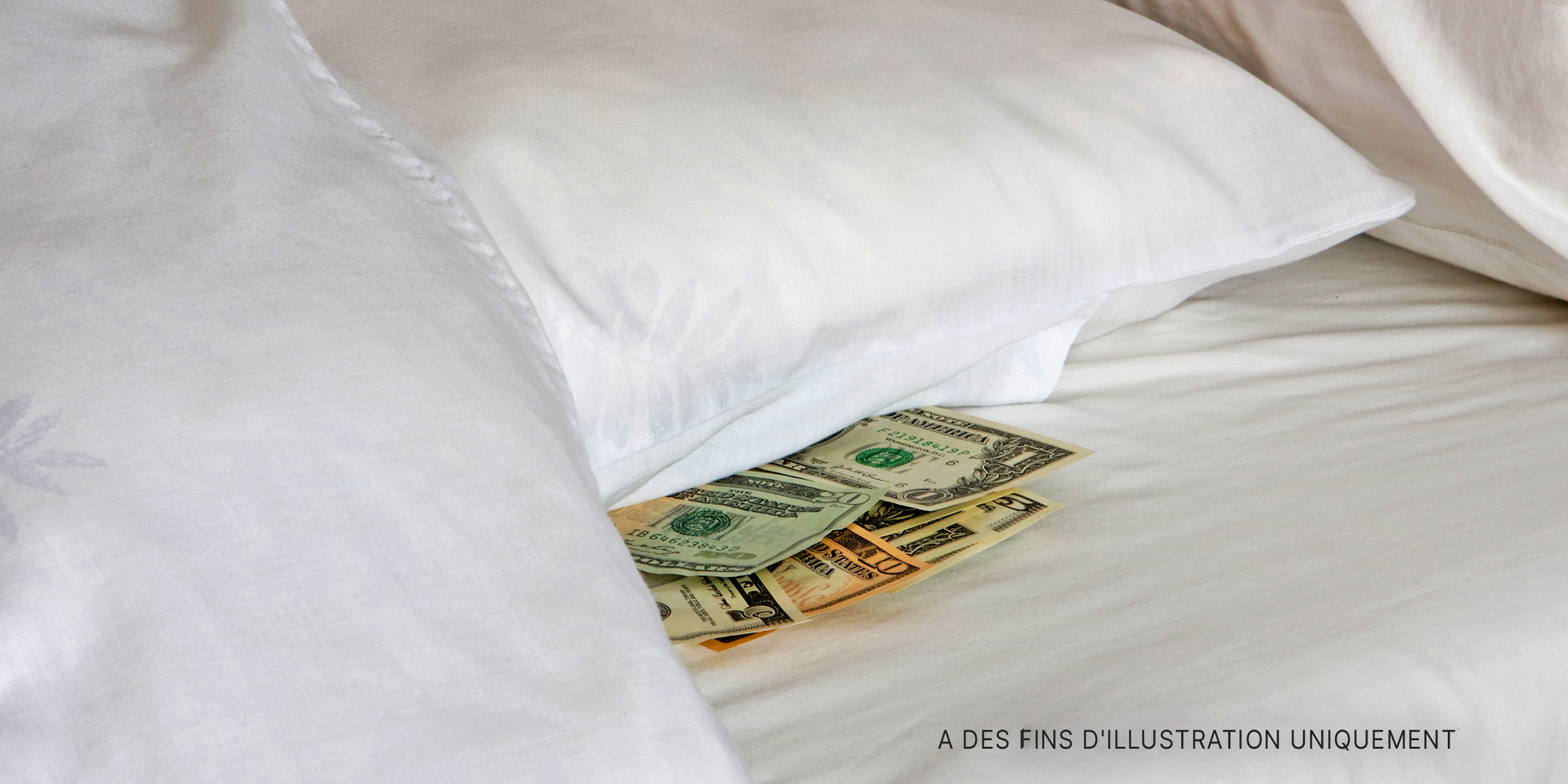 L'argent caché sous l'oreiller. | Source : Shutterstock