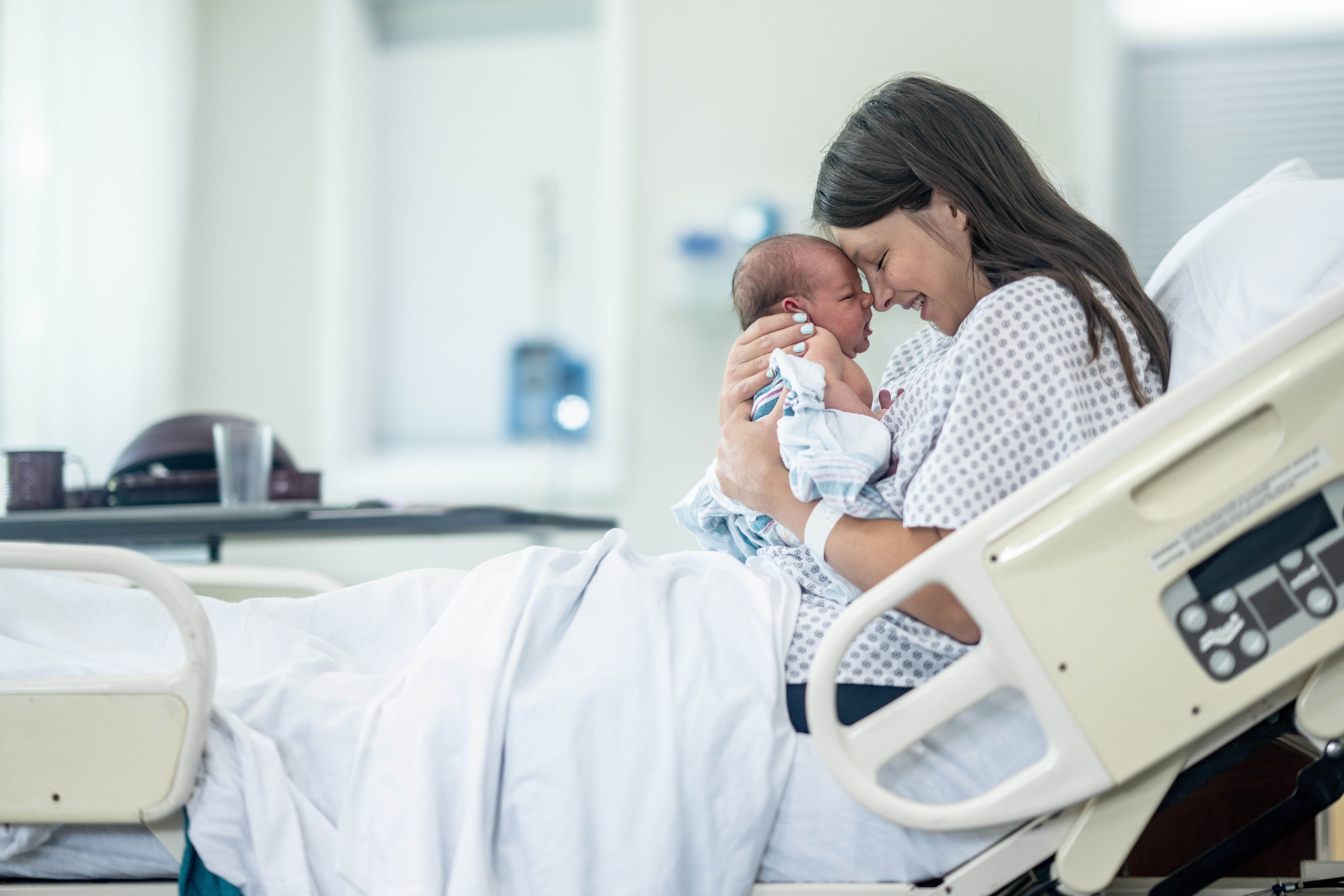 Une femme et son nouveau-né | Source : Getty Images
