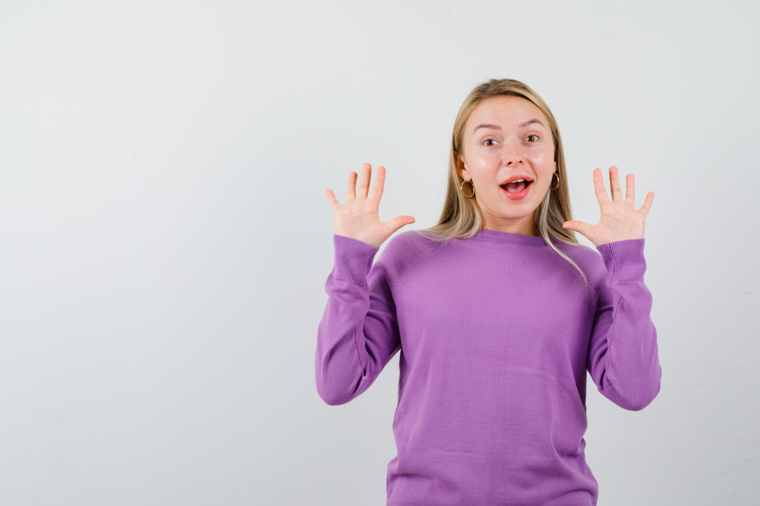 Une femme haussant les épaules de plaisir | Source : Freepik