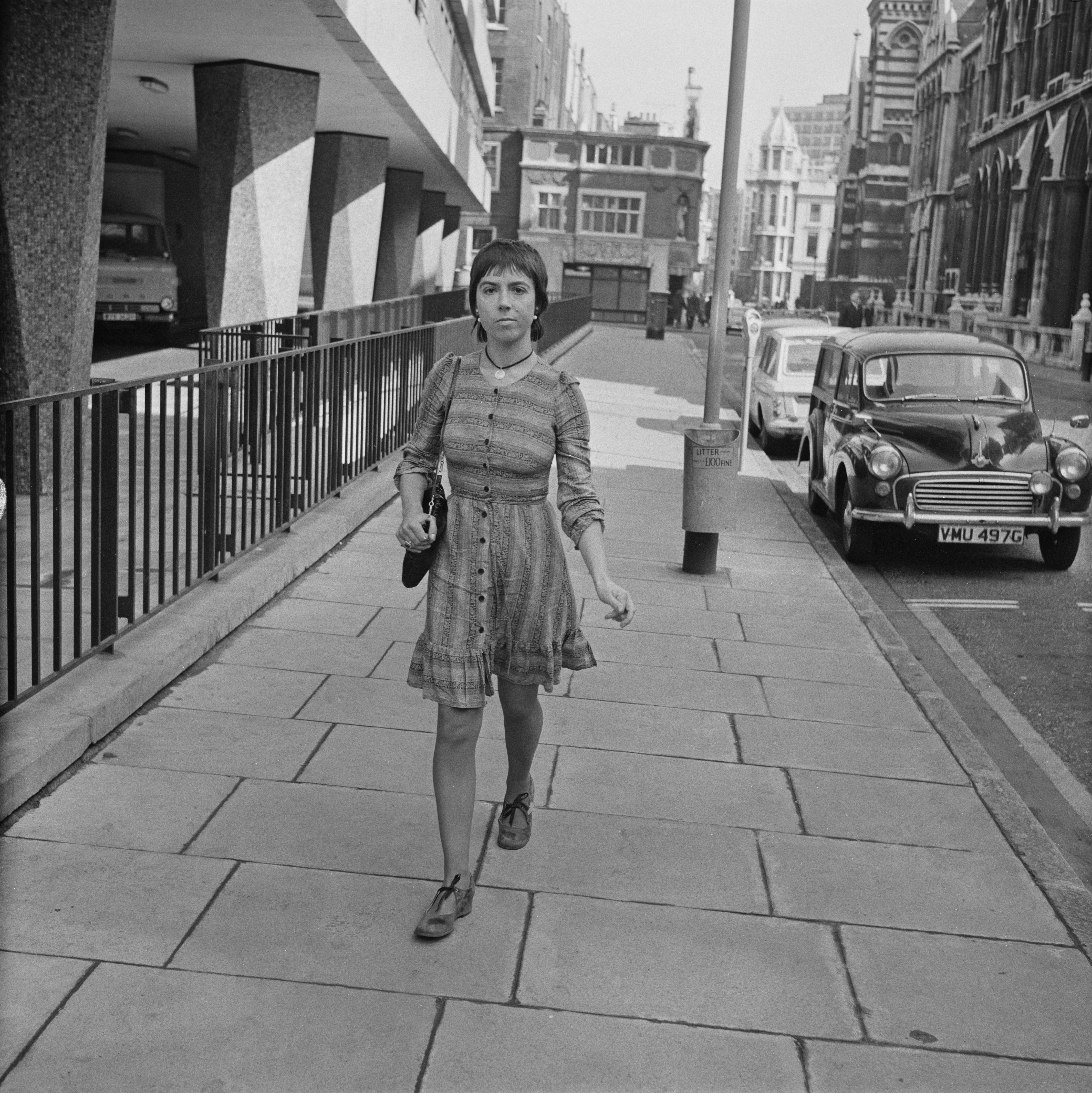 Petronella Barker photographiée à l'extérieur des Royal Courts of Justice pour une audience lors de son divorce avec l'acteur à Londres, le 15 mars 1972. | Source : Getty Images