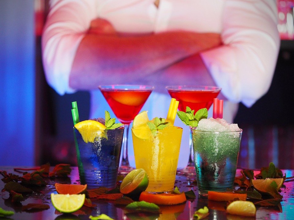 Image montrant des verres de cocktail. | Photo : Pixabay
