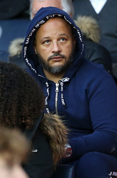 Hicham Bendaoud, époux de la chanteuse française Vitaa aka Charlotte Gonin au Parc des Princes Stadium le 1er février 2020 à Paris, France. | Photo : Getty Images