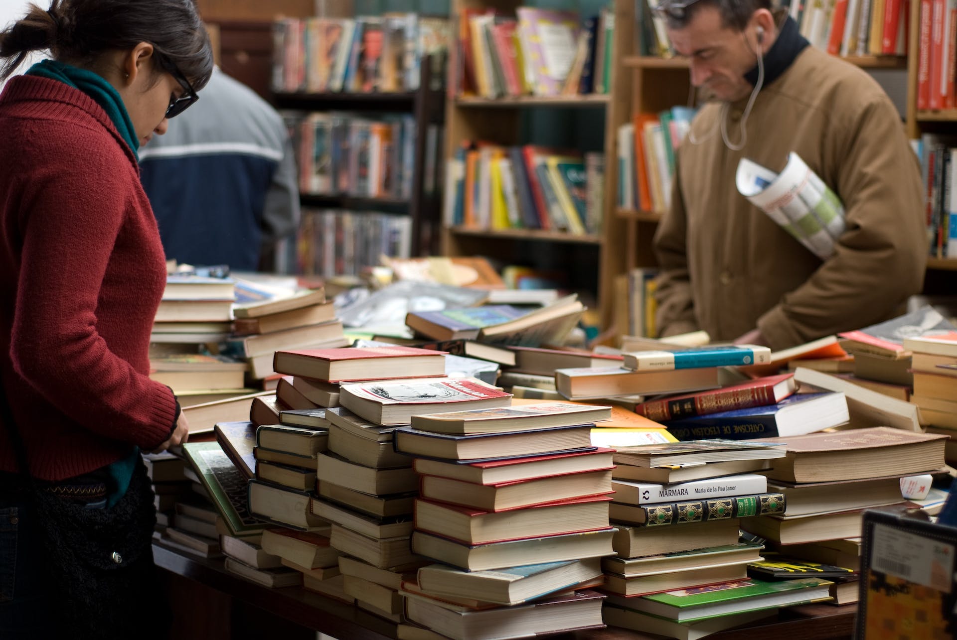 Des gens dans une librairie | Source : Pexels
