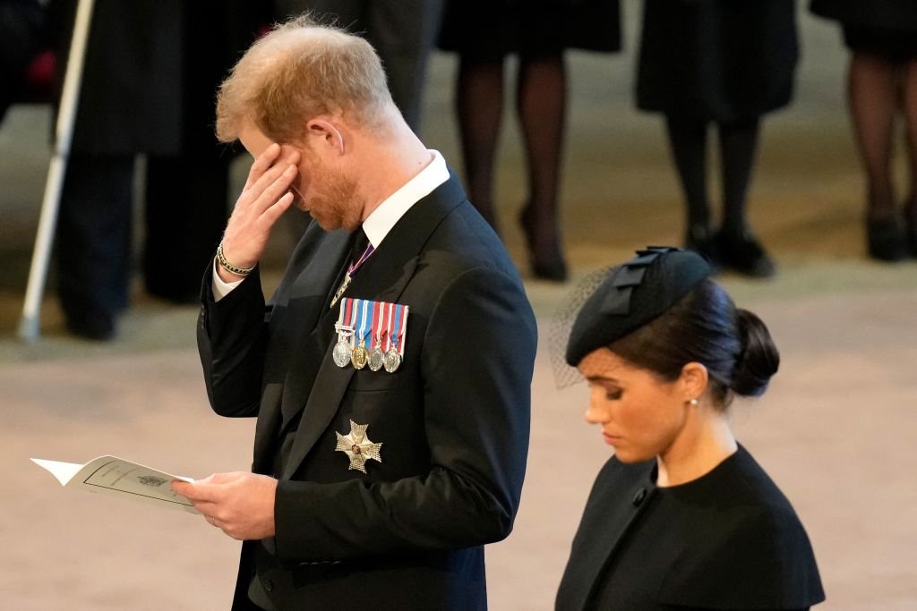  Le duc de Sussex essuie une larme dans le Westminster Hall, au Palais de Westminster, où le cercueil de la reine Elizabeth II reposera sur un catafalque, à Londres, le 14 septembre 2022. | Photo : Getty Images