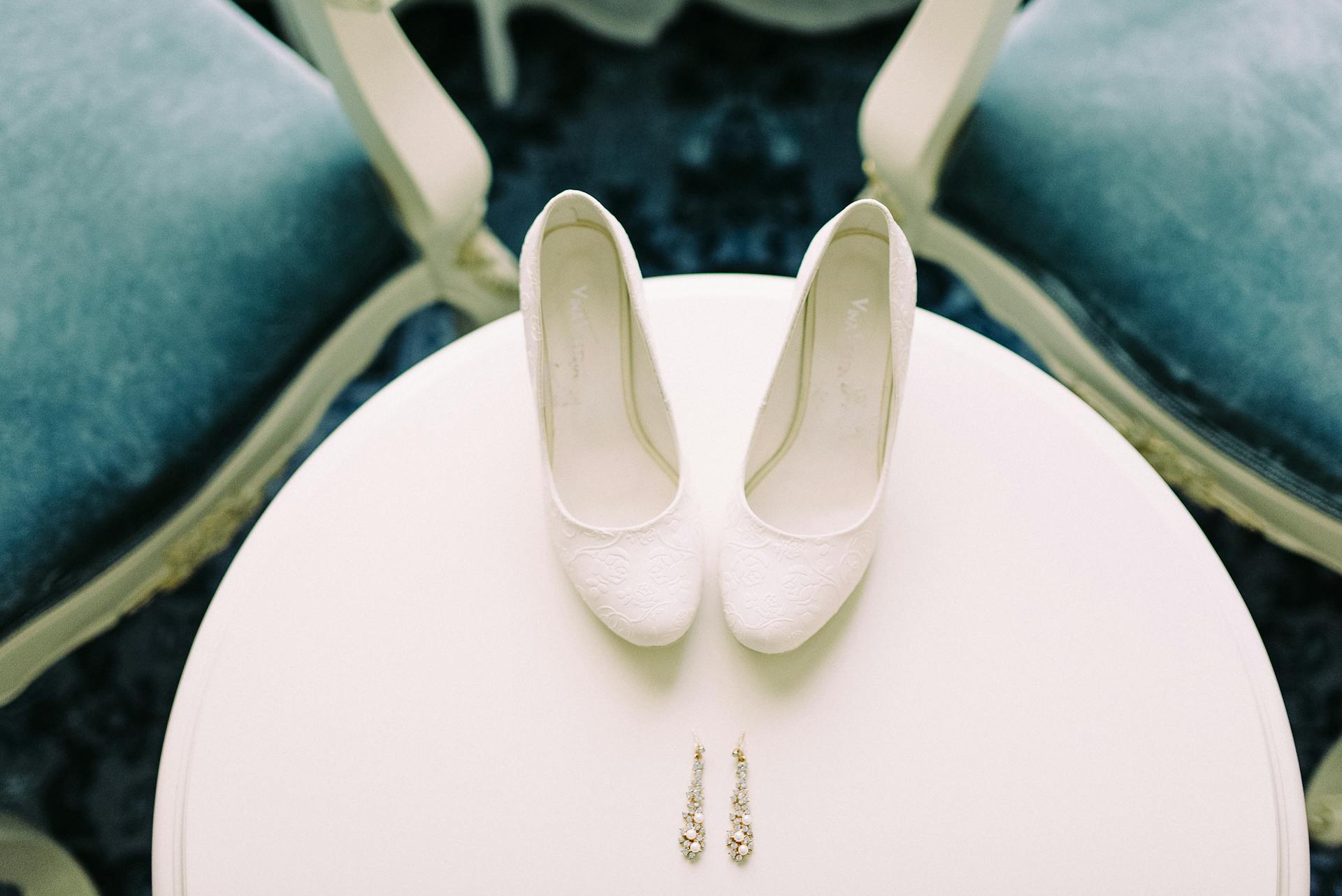 Une paire de chaussures de mariée et des boucles d'oreilles | Source : Pexels