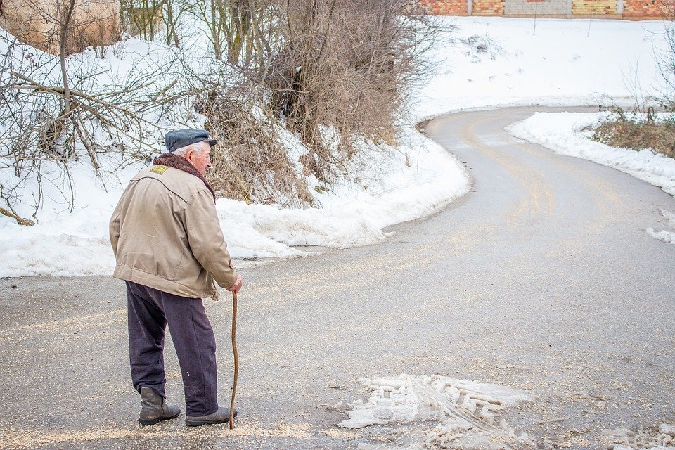 Un vieil homme avec une canne | photo : Pixabay