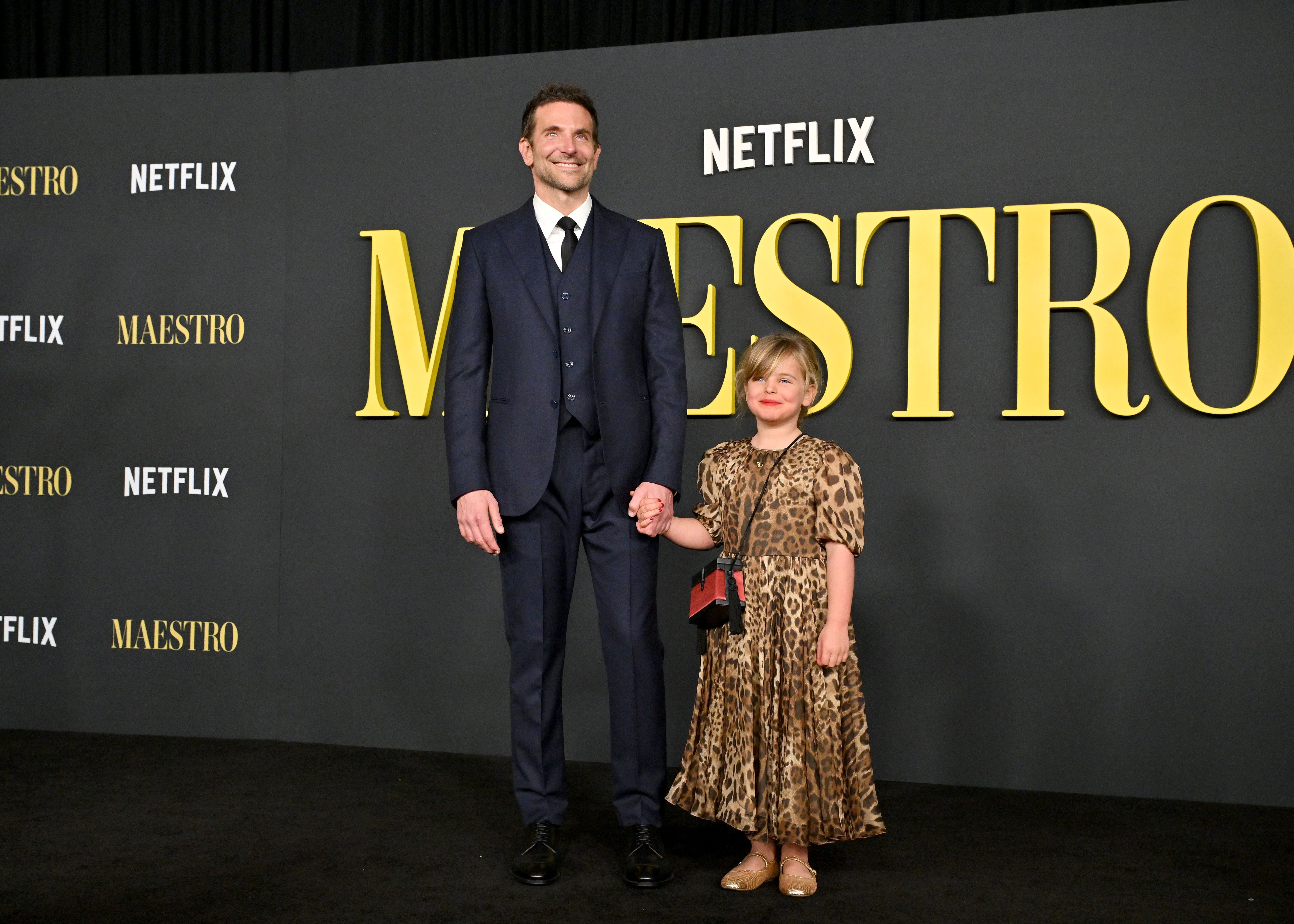Bradley Cooper et Lea De Seine Shayk Cooper lors du photo call de Netflix "Bernstein" à Los Angeles à l'Academy Museum of Motion Pictures le 12 décembre 2023, à Los Angeles, en Californie. | Source : Getty Images