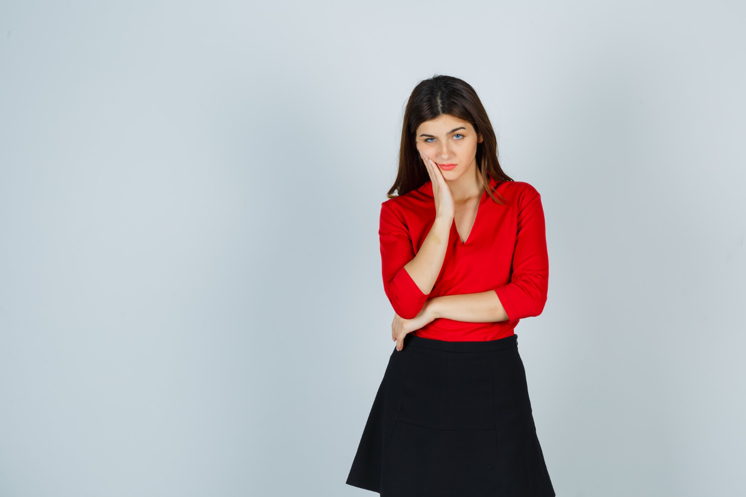 Une jeune femme frustrée | Source : Freepik