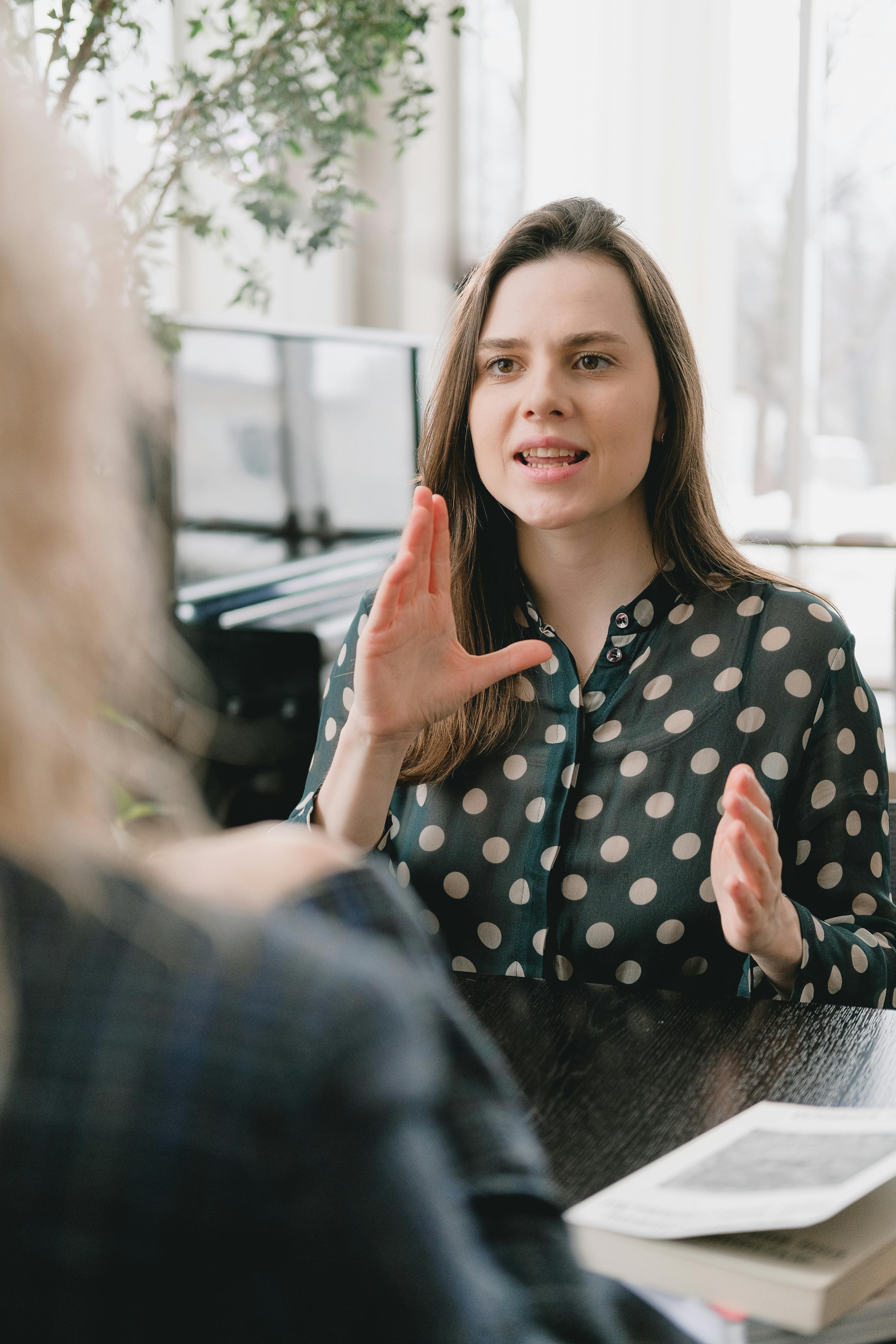 Deux femmes ayant une conversation sérieuse | Source : Pexels