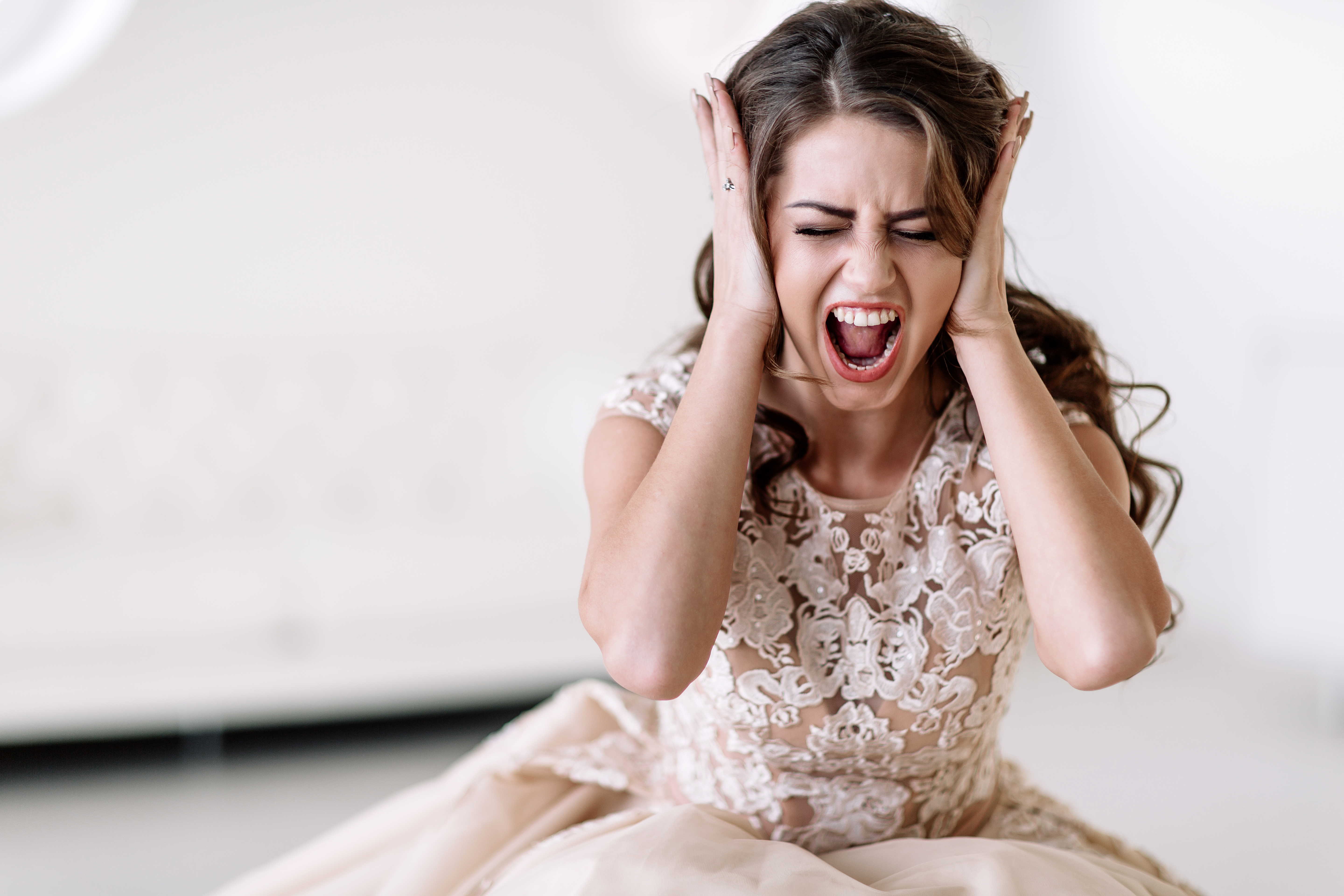 Una novia gritando sentada en el suelo | Fuente: Shutterstock