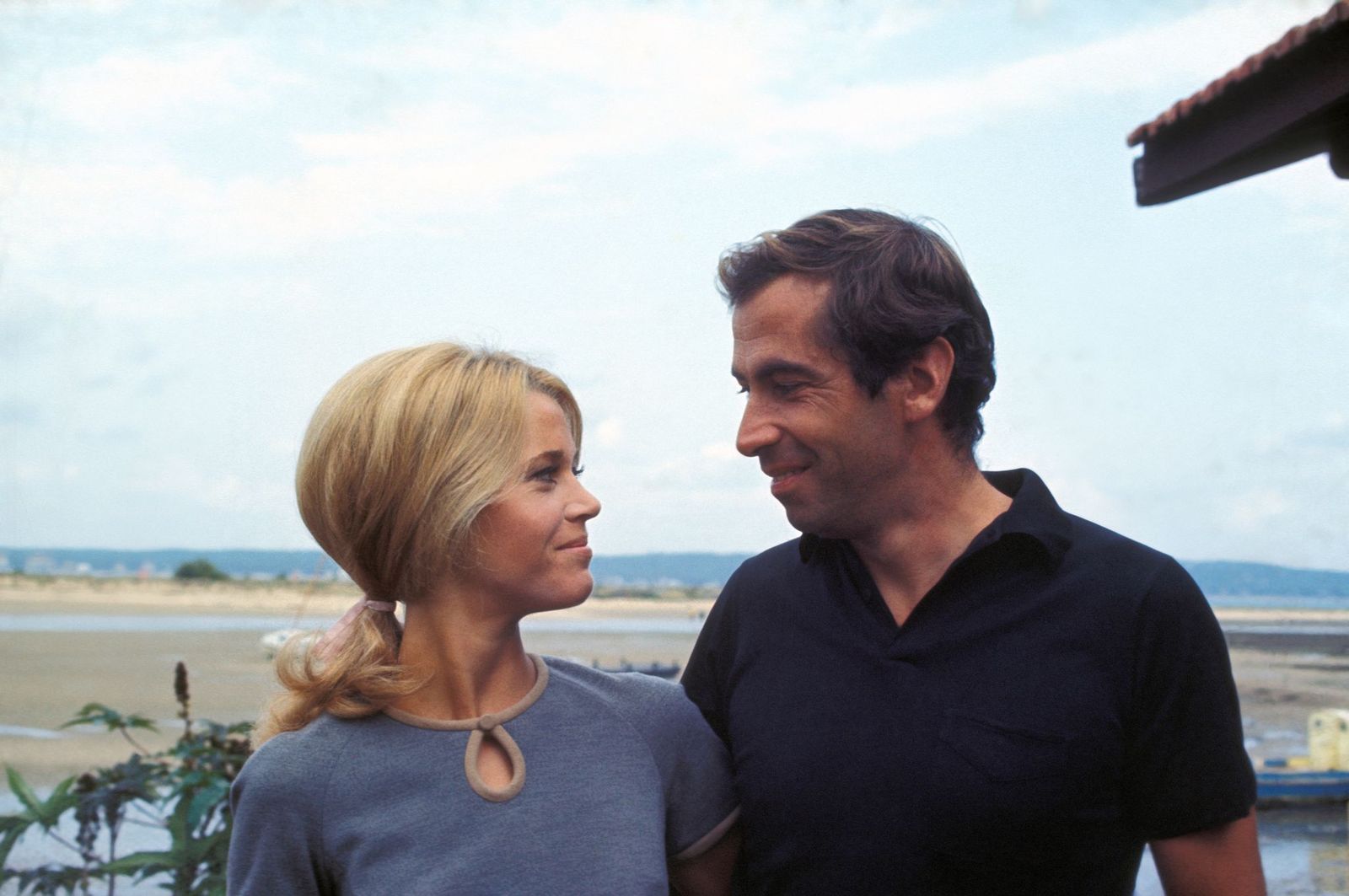 Roger Vadim et Jane Fonda lors du tournage du film 'La Curée' en 1965, France. | Photo : Getty Images