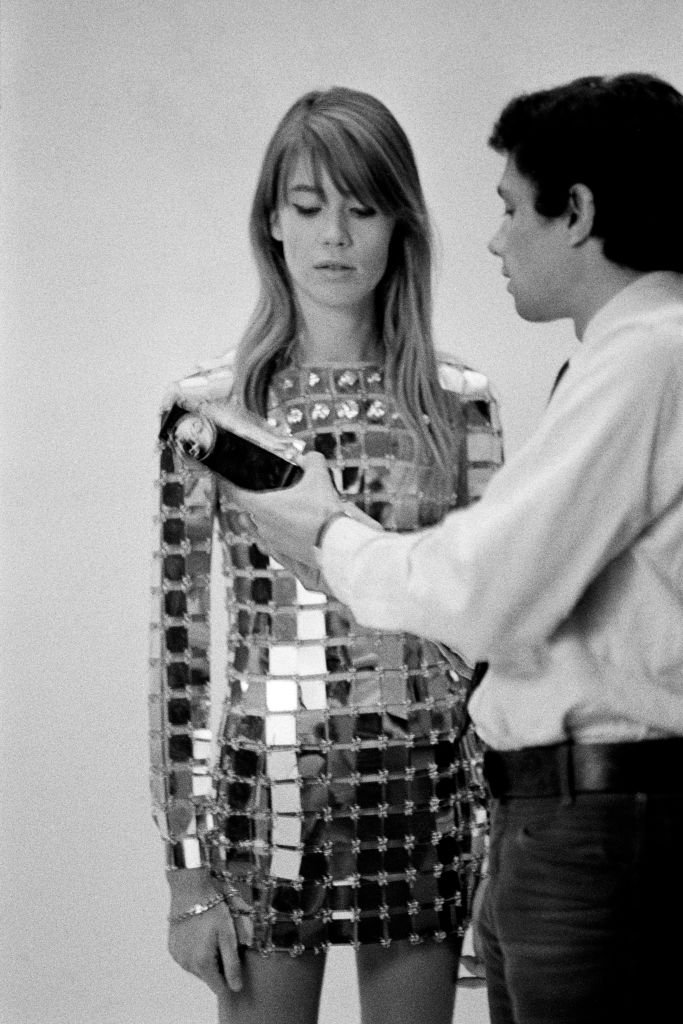 La chanteuse Françoise Hardy porte la robe la plus chère du monde en or et diamants de Paco Rabanne, lors d'une séance photo avec Jean-Marie Périer, en France, en mai 1968. | Photo : Getty Images