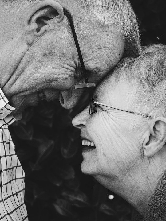Un couple de personnes âgés | Photo : Pixabay