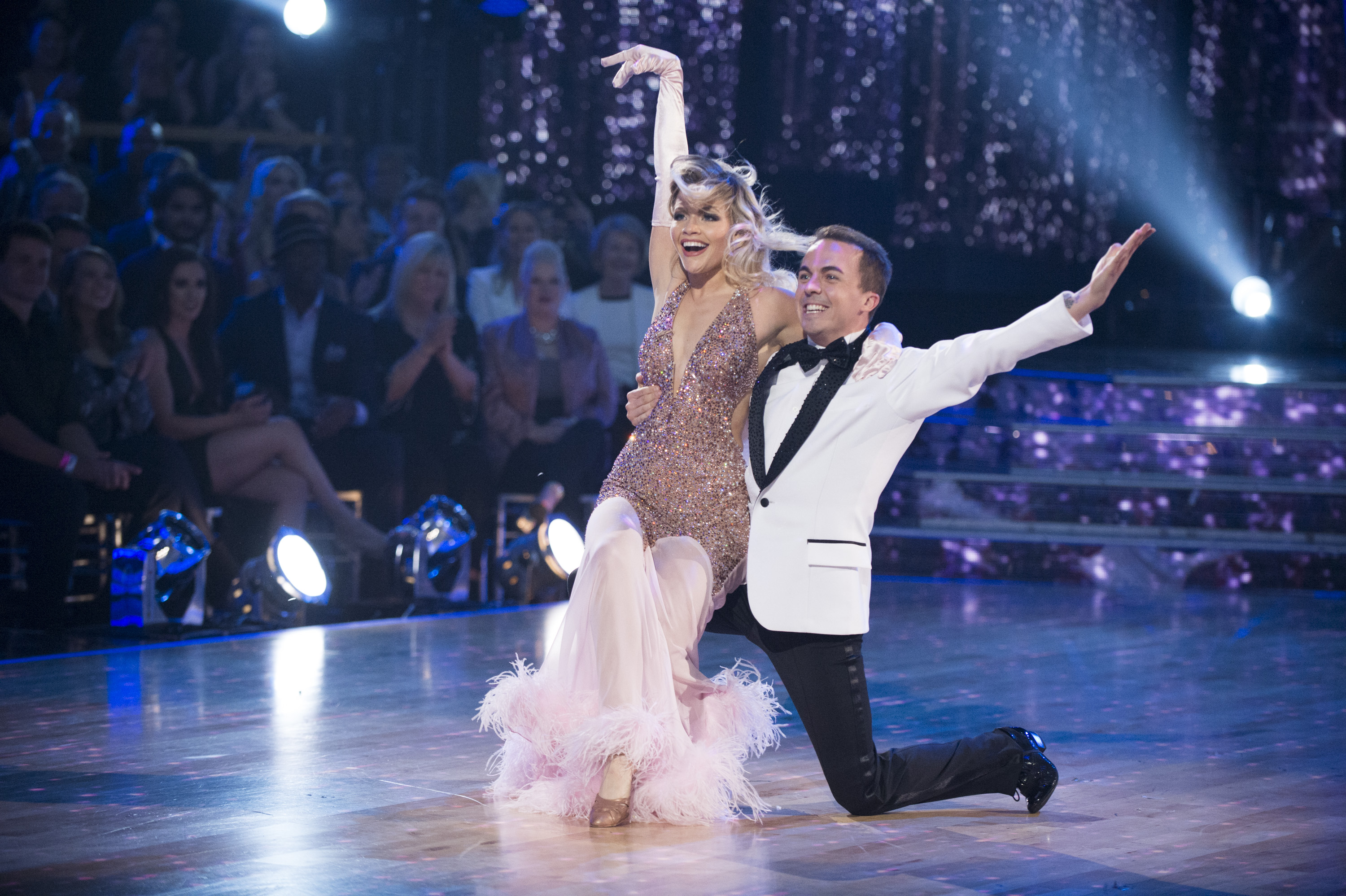 Frankie Muniz et Witney Carson se produisent lors de la saison 25 de "Danse avec les stars", le 20 novembre 2017.  | Source : Getty Images