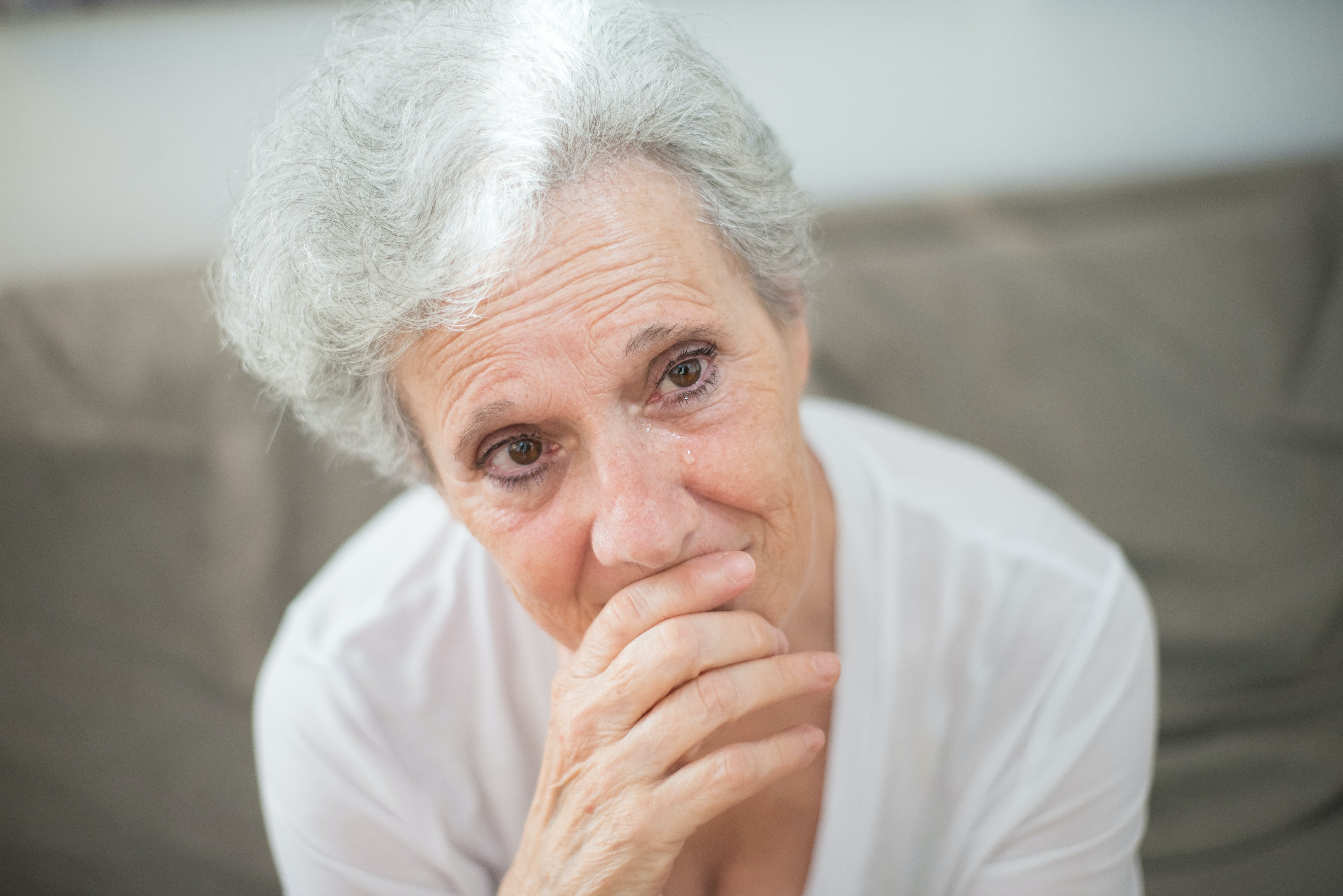 Une dame âgée aux yeux pleins de larmes | Source : Pexels