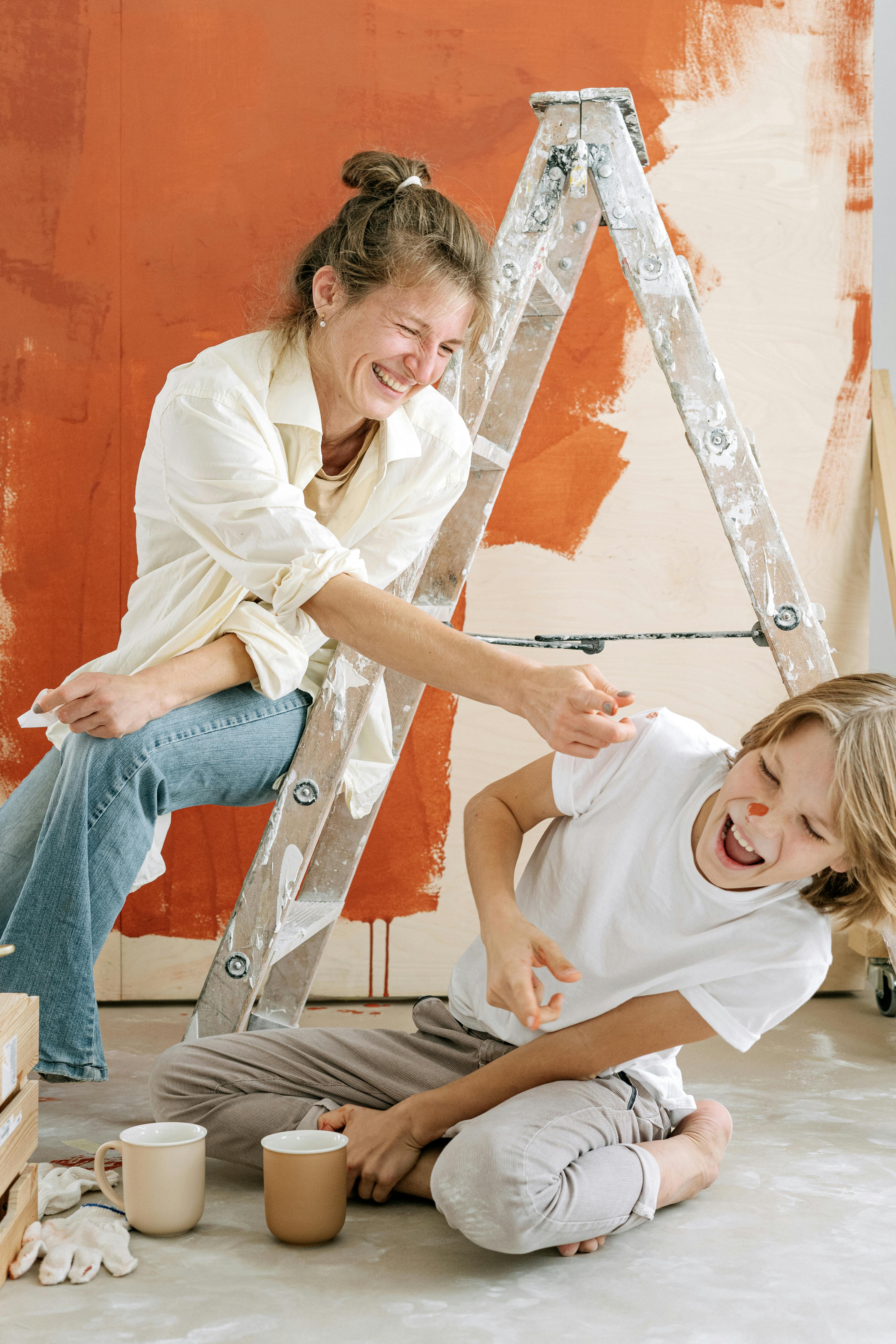 Une femme qui s'amuse avec son fils | Source : Pexels