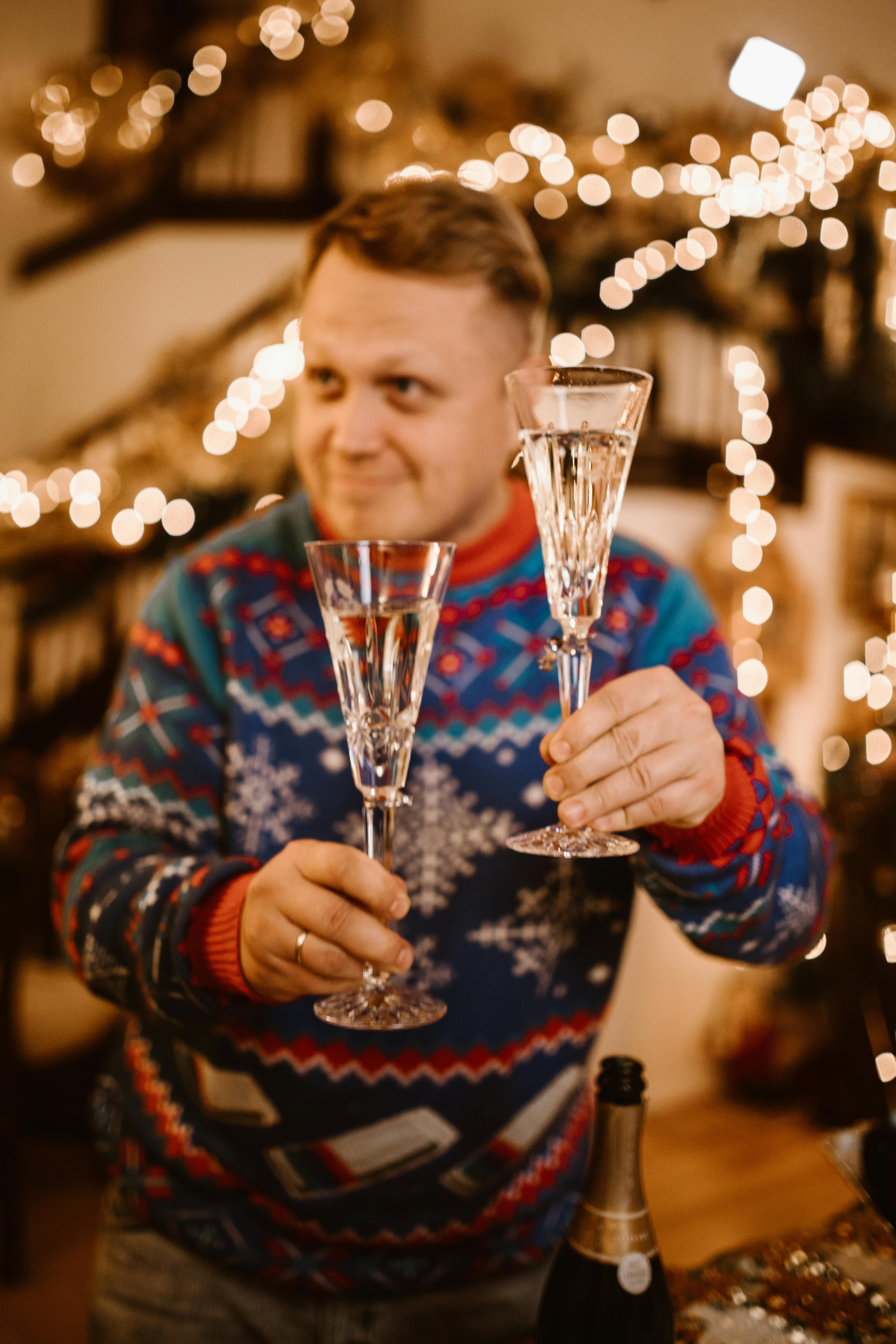 Un homme tenant des verres à vin | Source : Pexels