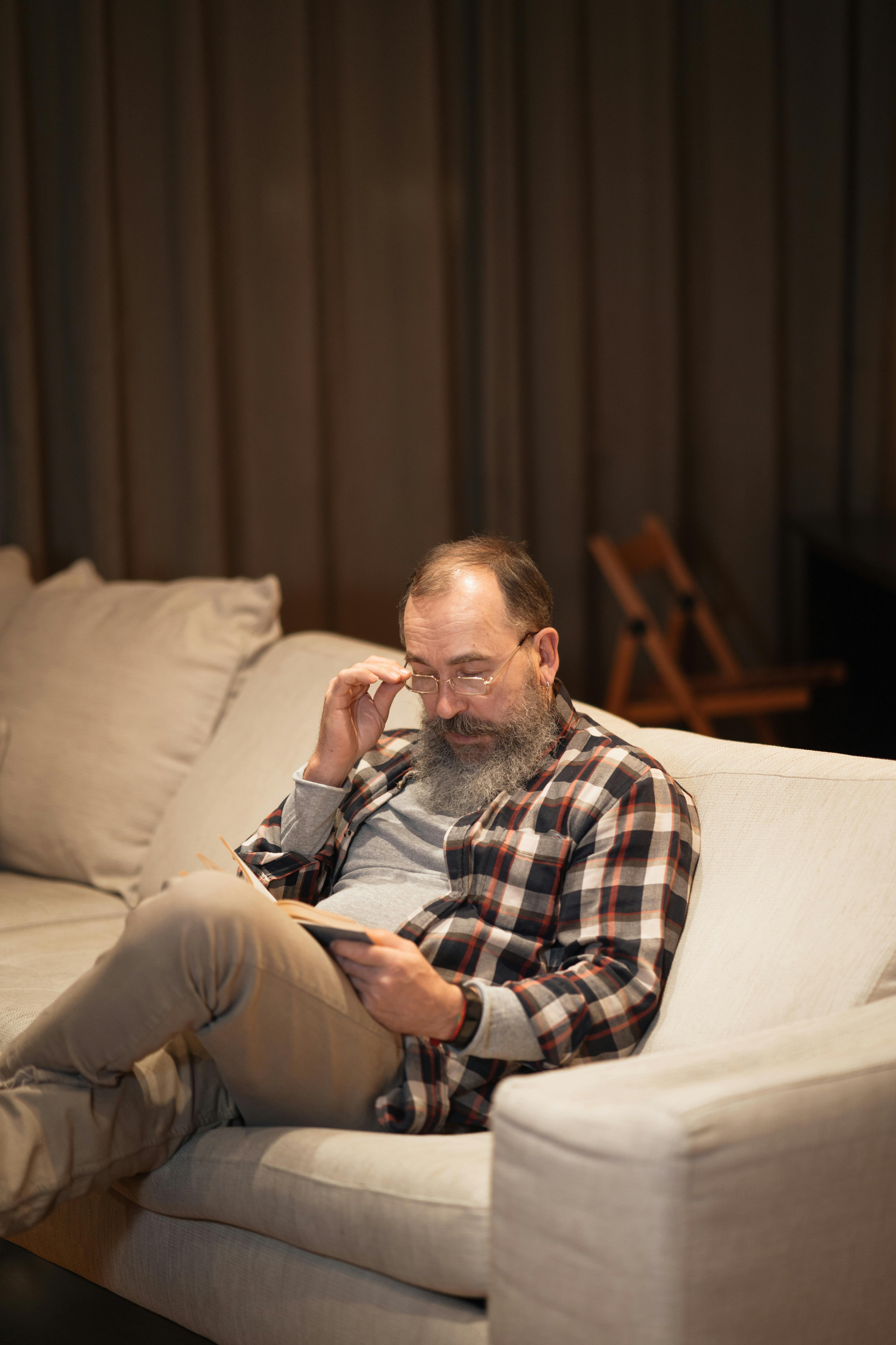 Older man on couch | Source: Pexels