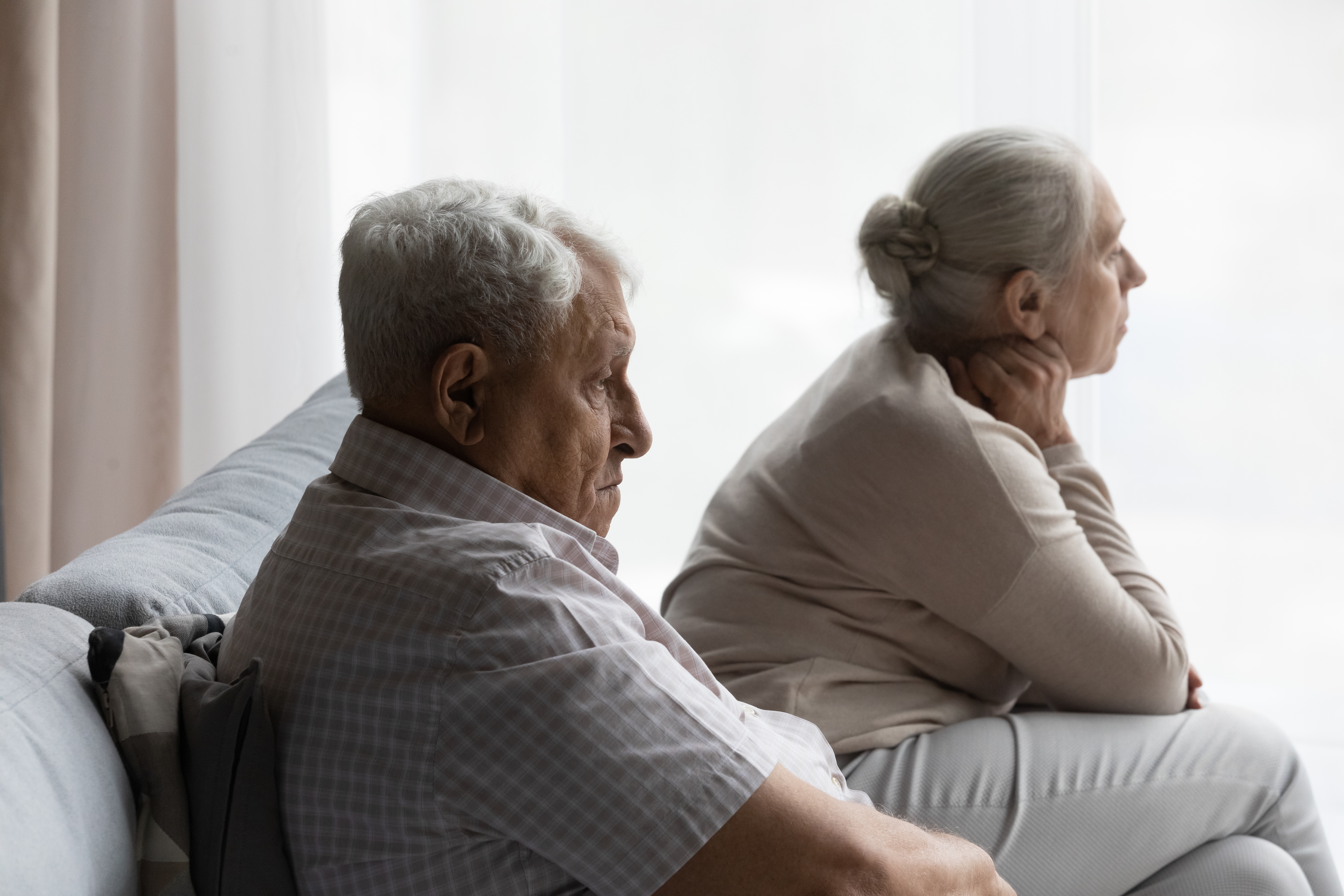 Un couple de personnes âgées à l'air sérieux | Source : Shutterstock