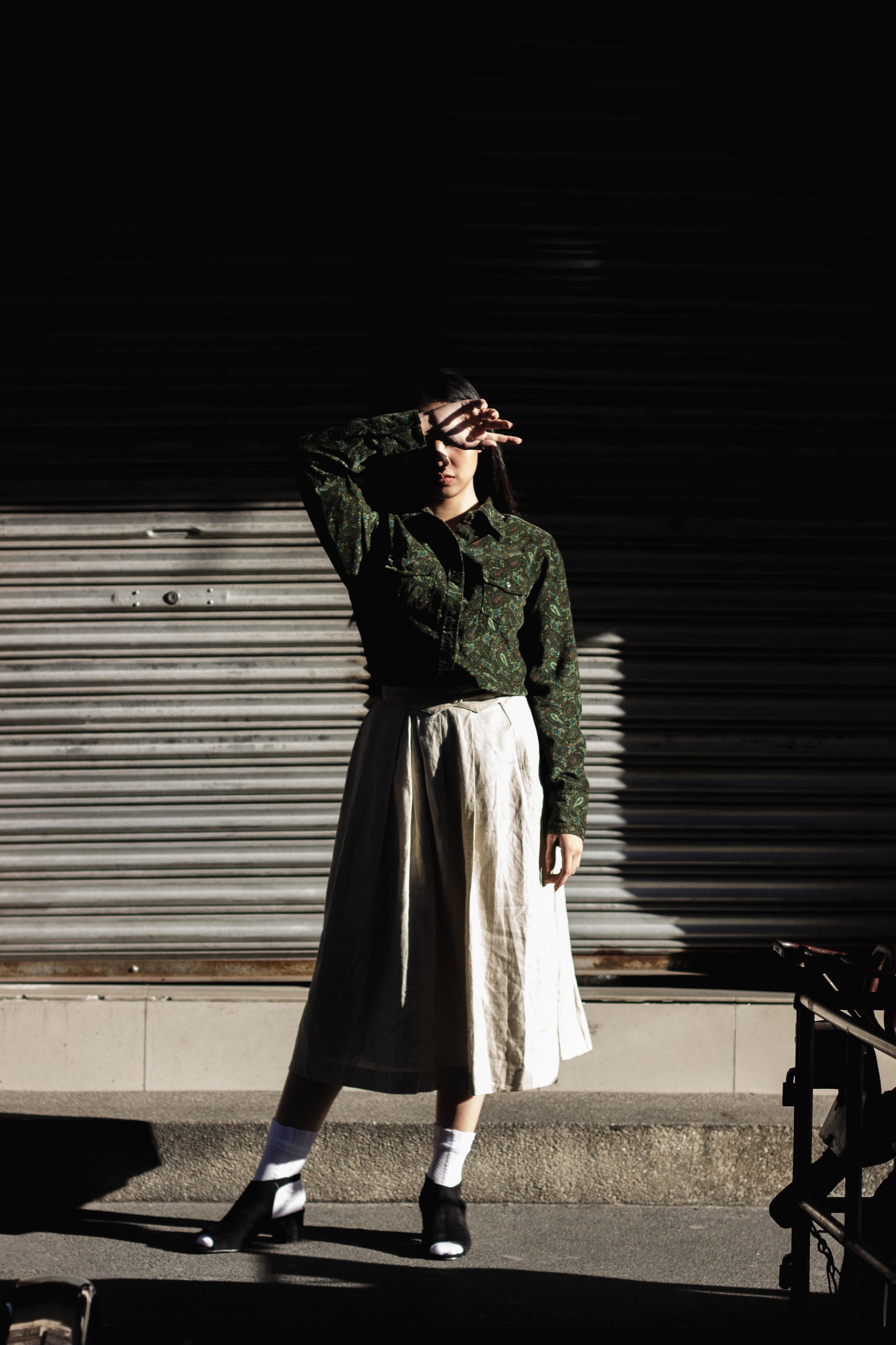 Une femme avec une jupe longue. | Photo : Pexel
